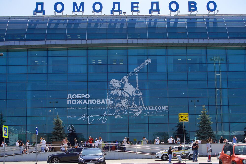В аэропорту Домодедово открыли три бесплатные курительные комнаты в зоне ожидания внутренних рейсов До этого дымить можно было только на улице и в платной зоне Две курилки расположены в галерее С одна в галерее D Из них две находятся по дороге к телетрапам одна на нулевом уровне где обслуживаются пассажиры которых везут к самолетам автобусом Везде установлена система вентиляции рассказали представители Домодедово Больше новостей в Daily News