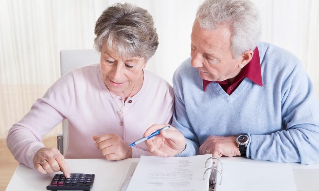 В Госдуме предложили отчислять 3 от НДФЛ на пенсии родителям Депутаты хотят создать правовой механизм позволяющий гражданам направлять до 3 от уплаченного налога на доходы физлиц на пенсионное обеспечение родителей Большинство пенсионеров сегодня может рассчитывать только на государственные пенсионные выплаты поскольку раньше не было никаких инвестиционных программ института НПФ а также возможности дополнительно копить на пенсию Инициатива поможет старшим почувствовать дополнительную заботу и деньги останутся в семьях Чем детей больше тем более весомой будет сумма которую пожилые люди будут получать от них как прибавку к пенсии пояснили депутаты fatcat18