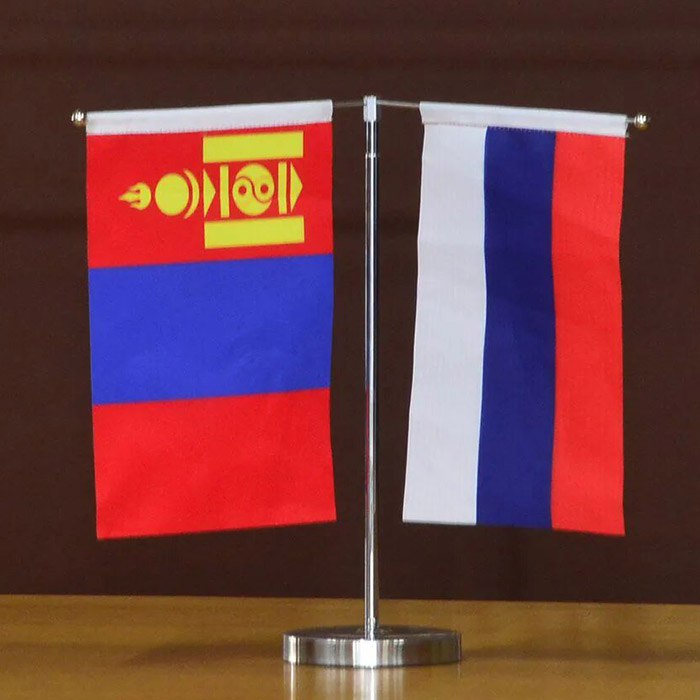 Форум регионов России и Монголии открылся в Прибайкалье С докладами на пленарном заседании выступили заместитель председателя правительства России Алексей Оверчук и первый вице премьер Монголии министр экономики и развития господин Жадамбын Энхбаяр В мероприятии принимают участие губернатор Иркутской области Игорь Кобзев председатель Законодательного собрания Прибайкалья Александр Ведерников и представители правительства региона В рамках форума предстоит обсудить вопросы торгово экономического сотрудничества промышленной кооперации и взаимодействия в сфере туризма Деловая программа включает пленарное заседание и серию панельных дискуссий Кроме того состоится заседание Российско Монгольского делового совета и масштабная выставка предприятий регионов двух стран Губернатор региона подчеркнул что работа форума позволит развить новые направления торгово экономического сотрудничества между Иркутской областью и Монголией По завершении форума планируется утвердить программу развития межрегионального сотрудничества до 2030 года