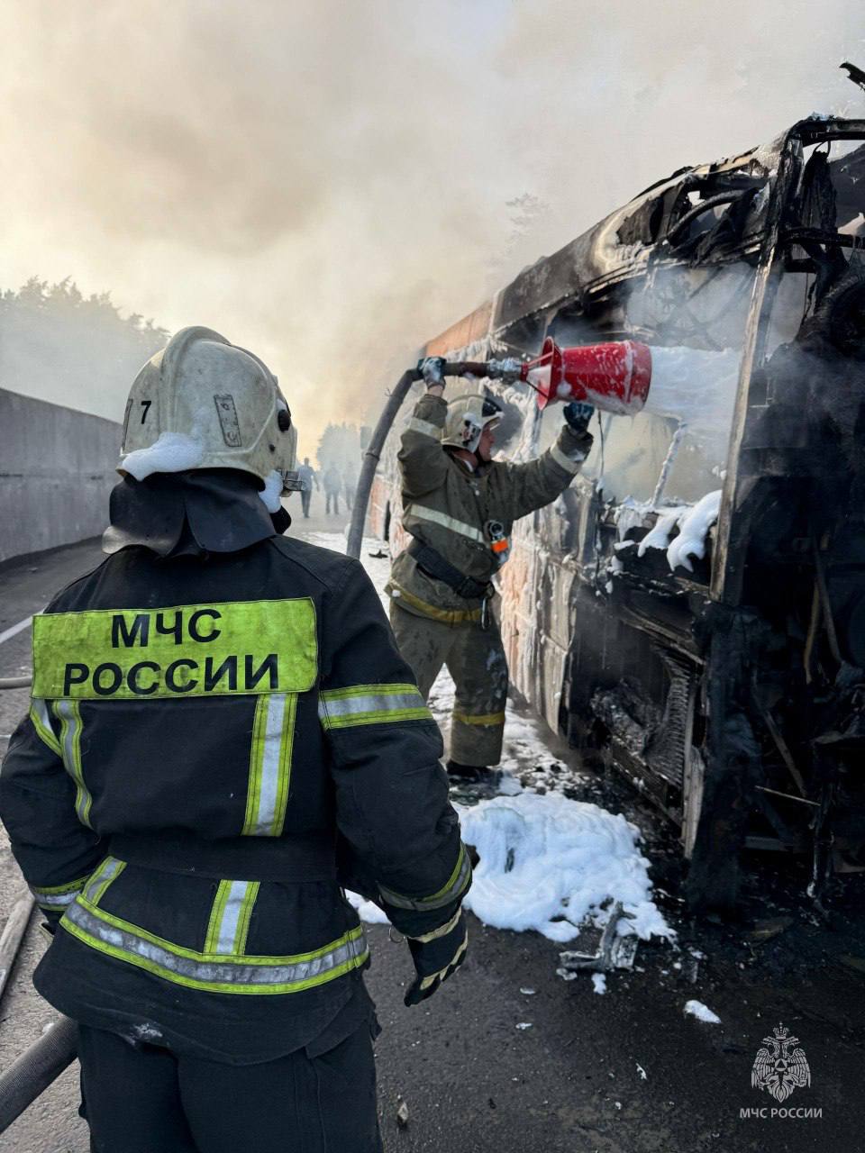 Автобус сгорел на пересечении шоссе Ленточный бор и Южного тракта. Как рассказали в МЧС, загорелся моторный отсек маршрутного автобуса №119. Предварительная причина – техническая неисправность систем или узлов транспортного средства. По предварительным данным, в салоне находилось около 60 человек дети отсутствовали . К счастью, все пассажиры успешно эвакуировались самостоятельно, пострадавших нет. На месте оперативно работали 6 пожарных и 2 автоцистерны. Возгорание было ликвидировано на площади 18 кв.м. ТОЛК