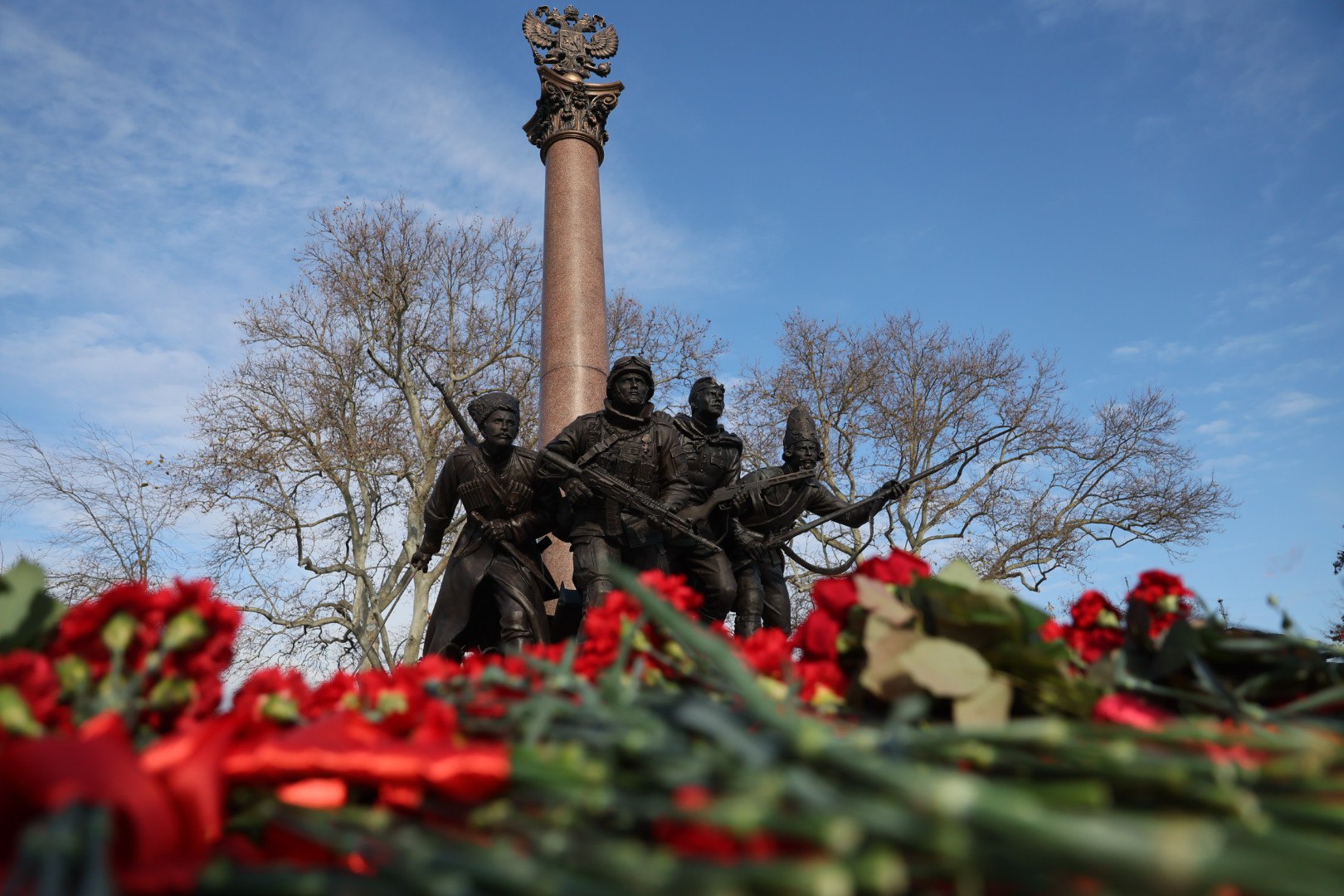 Ознаменованный 80 летием Великой Победы 2025 год проходит под знаком защитника Отечества напоминая о цене мира и долге памяти В этой связи на всех уровнях власти принимаются важнейшие решения направленные на сохранение нашей исторической памяти Так вчера во втором и третьем чтениях Государственная Дума приняла законопроект об упрощении порядка проведения ремонта объектов культурного наследия увековечивающих память о военных конфликтах Авторами документа который предусматривает внесение изменений в Федеральный закон Об объектах культурного наследия памятниках истории и культуры народов Российской Федерации выступили сенаторы РФ Проект предусматривает распространение упрощенного порядка проведения работ по ремонту объектов культурного наследия увековечивающих память о Великой Отечественной войне на объекты культурного наследия увековечивающие память о событиях участниках и жертвах иных военных конфликтов Особенно символично стало принятие данного решения в День Героев Отечества Вчера же напомню в краевой столице был открыт мемориал Воинам Отечества Героям России Это не просто монумент из камня и бронзы а своеобразный мост между эпохами застывшая благодарность поколений В скульптурной композиции запечатлены воины наиболее значимых военных сражений На укрепление этой непрерывной связи направлена и инициатива Президента России Владимира Владимировича Путина На днях глава государства подписал распоряжение об образовании межведомственной рабочей группы по повышению эффективности мероприятий по сохранению находящихся в неудовлетворительном состоянии объектов культурного наследия памятников истории и культуры народов Российской Федерации Таким образом в 2025 году усилены меры по охране памятных объектов и укреплению связи поколений через сохранение исторической памяти Важно чтобы каждый глядя на мемориалы и памятники помнил героизм жизнь ради Отечества родной земли вне времени