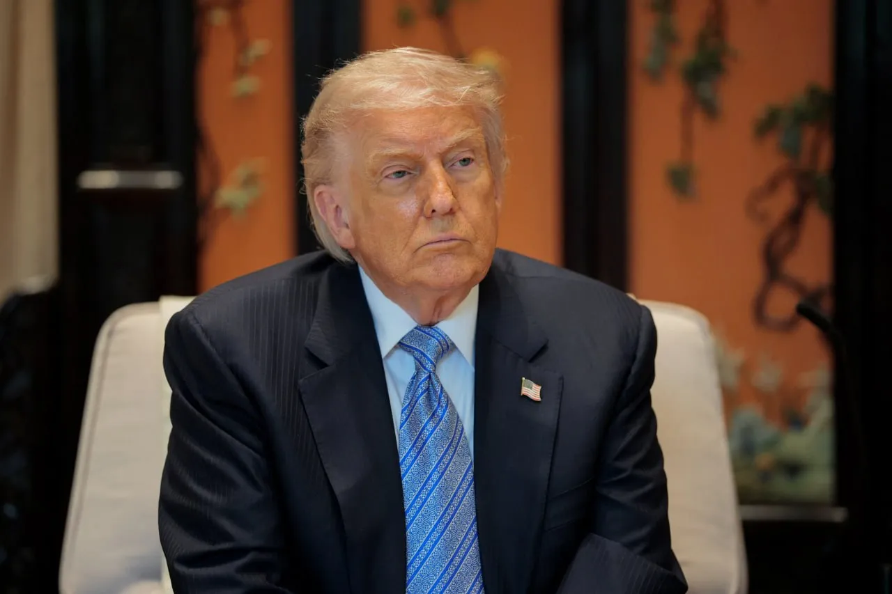 Рейтинг одобрения Трампа среди американцев упал до 35 свидетельствуют результаты опроса проведенного Рейтер и компанией Ipsos Среди республиканцев рейтинг неодобрения американского лидера составил 21 в то время как после вступления Трампа в должность в январе 2025 года этот показатель составлял 5 Подписывайтесь на РИА Новости Америка в МАХ