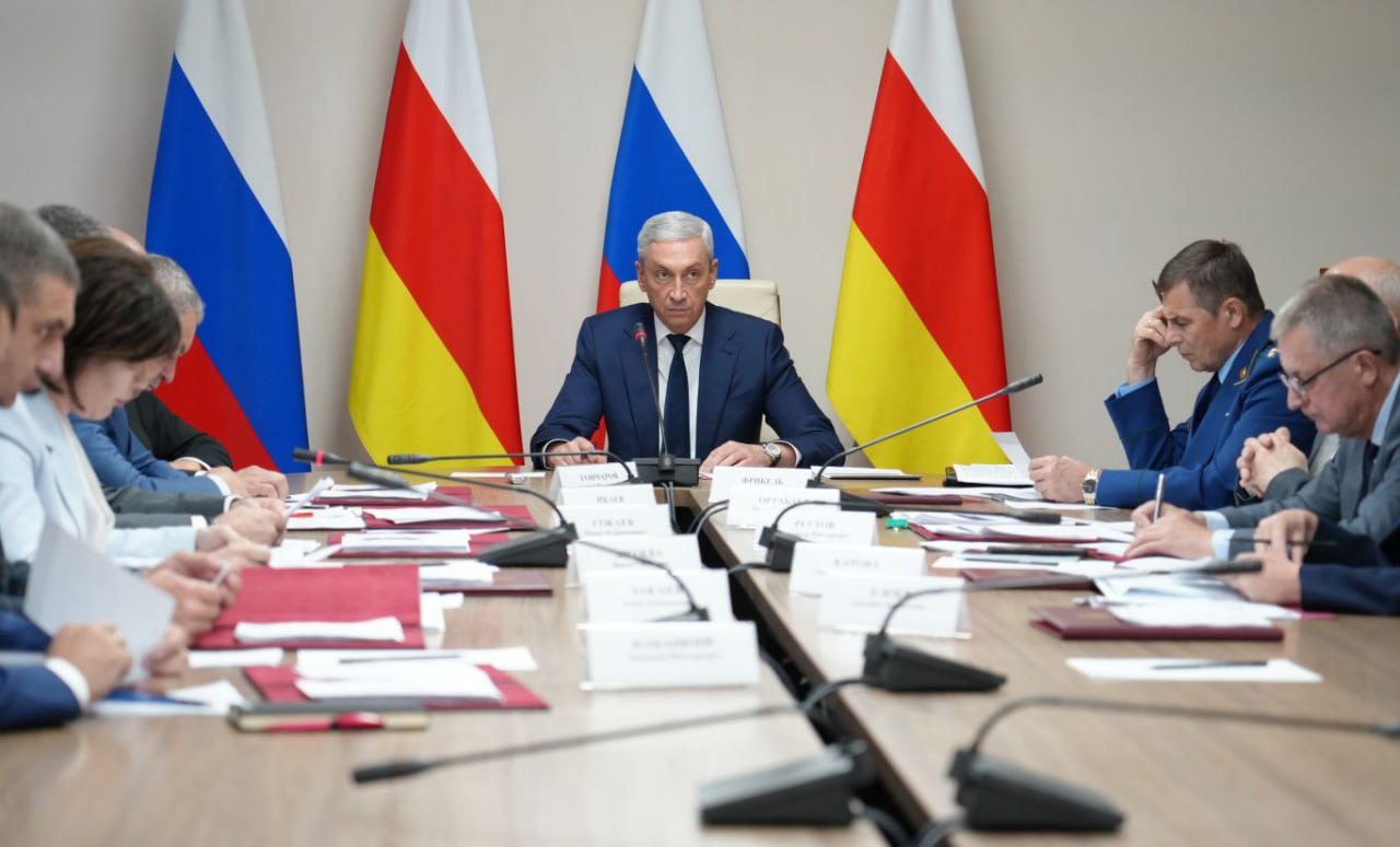 40 организаций дошкольного образования республики получат грантовую поддержку из регионального бюджета в следующем году На эти цели предусмотрено более 40 млн рублей сообщает пресс служба главы и правительства республики Кабмин сегодня поддержал предложение министерства образования и науки о внесении изменений в постановление правительства направленное на предоставление денежных средств в рамках грантовой поддержки организаций дошкольного дополнительного а также среднего профессионального образования которые внесли значительный вклад в качественное обучение Также на заседании было принято решение о безвозмездной передаче машин в собственность муниципальных образований Девять новых школьных автобусов направят в Дигорский Кировский Правобережный и Пригородный районы За последние годы в районы республики поставлено более 50 школьных автобусов Приоритетной задачей остаётся обеспечение комфортных условий обучения особенно в сельской местности отметил премьер Борис Джанаев Вести Алания Владикавказ