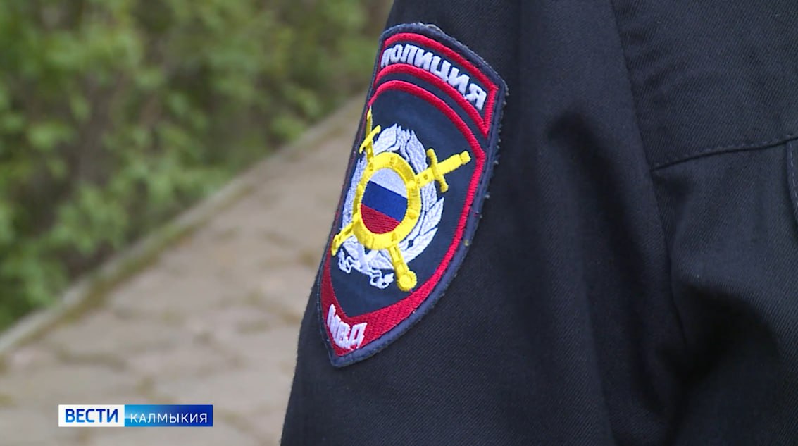 В Калмыкии раскрыта кража рогатого скота Житель Ики Бурульского района обратился в полицию с заявлением о пропаже 78 голов овец находившихся на свободном выпасе После безрезультатных самостоятельных поисков фермер решил обратиться за помощью к правоохранителям Следователем возбуждено уголовное дело по статье о краже в крупном размере В ходе оперативных мероприятий полиции удалось установить подозреваемого работника соседней животноводческой стоянки Как выяснилось мужчина обнаружил чужих овец в своем стаде и решил их присвоить планируя перевезти животных к знакомому Его действия были своевременно пресечены сотрудниками полиции Подозреваемый полностью признал вину а похищенный скот возвращен законному владельцу В отношении обвиняемого избрана мера процессуального принуждения Быть в курсе Прислать новость Также подписывайтесь на наш новостной канал в MAX Вести Калмыкия