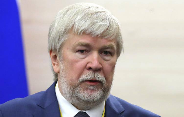 Интервью Посла России в Эфиопии Е Е Терехина информагентству ТАСС 21 октября 2025 года Основные тезисы Визит министра иностранных дел Эфиопии господина Гедиона Тимотевоса в Москву проходит 20 21 октября и является прямым продолжением и развитием диалога состоявшегося на высшем уровне между лидерами наших стран 25 сентября Это очередной элемент в плотной ткани нашего многопланового и последовательного взаимодействия которое в текущем году обрело особую динамику Личный доверительный диалог между лидерами наших государств является локомотивом всего комплекса российско эфиопских отношений Регулярные встречи на высшем уровне в том числе на полях саммитов форума Россия Африка и БРИКС позволяют не только определять стратегические направления сотрудничества но и оперативно решать возникающие вопросы Каждый такой контакт придаёт мощный импульс межведомственному и деловому взаимодействию Сотрудничество в области мирного атома может стать флагманским направлением нашего экономического и технологического партнёрства Эта работа ведётся системно и поэтапно Российские компании обладают уникальными компетенциями и проверенными технологиями по модернизации и продлению срока службы энергетических объектов построенных по советским проектам Активизация торгово экономического взаимодействия безусловный приоритет наших отношений По итогам первого полугодия текущего года товарооборот вырос более чем в два раза достигнув 191 2 млн что свидетельствует о высоком взаимном интересе бизнеса Промышленная кооперация в частности в автомобилестроении является одним из наиболее перспективных треков нашего экономического сотрудничества Ёмкий эфиопский рынок с населением почти 130 млн человек представляет стратегический интерес для российских производителей Облегчение режима взаимных поездок граждан является катализатором деловых гуманитарных и туристических связей Этот вопрос регулярно затрагивается в ходе двусторонних консульских консультаций Стоит отметить что уже сейчас граждане России могут получить эфиопскую визу по прилёте в аэропорт Аддис Абебы Действует прямое авиасообщение сейчас уже шесть рейсов еженедельно осуществляются между Москвой и Аддис Абебой Сотрудничество нашей страны с Африканским союзом выстроено в логике стратегического и равноправного партнёрства основанного на совпадении или близости подходов к ключевым проблемам глобальной повестки Основополагающие принципы нашего диалога включая безусловное уважение суверенитета и цивилизационной самобытности закреплены в решениях саммитов Россия Африка и детально проработаны в плане действий Форума партнёрства Россия Африка на период до 2026 года Формат саммитов РоссияАфрика доказал свою востребованность в качестве ключевой площадки для выстраивания равноправного и взаимоуважительного диалога между нашей страной и государствами континента Подготовка к третьему саммиту намеченному на 2026 год уже ведётся в рамках механизмов форума данного партнёрства Историческая роль Эфиопии в становлении панафриканизма и активная позиция на международной арене неоспоримы Мы высоко ценим вклад Аддис Абебы в развитие российско африканского сотрудничества РоссияЭфиопия