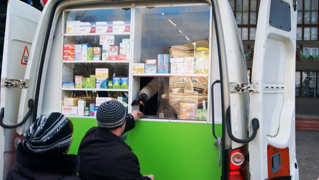 В России могут появиться мобильные аптечные пункты Кабмин РФ поддержал идею федерального эксперимента с передвижными аптеками В документе подчеркивается что передвижные аптеки могут быть созданы в селах где нет привычных стационарных аптек и других медицинских учреждений Такие пункты хотят оборудовать на автомобилях Эксперимент может пройти с 1 июня 2026 года до 1 июня 2029 года Ранее пилотные проекты по передвижным аптекам уже проводились в отдельных регионах Хакасии Красноярском и Краснодарском краях Подписаться на truekpru Читать нас в MAX