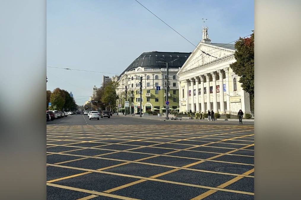 Вафельную разметку нанесли на площади Ленина в Воронеже Она появилась у театра оперы и балета а также рядом с Никитинской библиотекой Разметка запрещает водителям выезжать на перекрёсток в случае образования там затора Нарушителям грозит штраф в размере тысячи рублей   vrn aif ru auto road vafelnaya razmetka poyavilas na ploshchadi lenina v voronezhe aifvrn