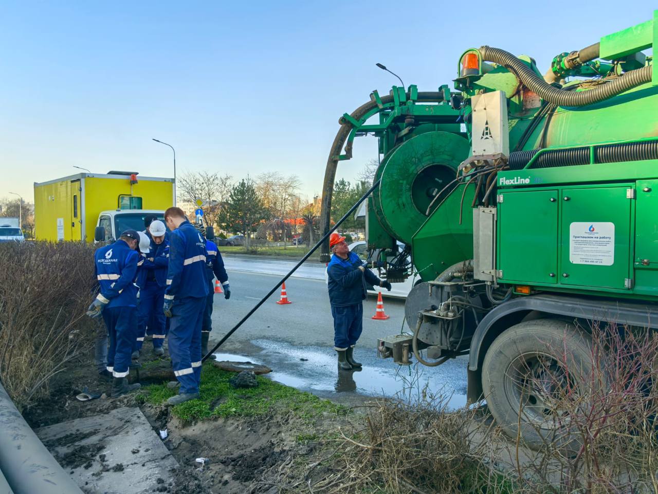 Специалисты «Краснодар Водоканала» с начала года устранили 588 засоров на сетях водоотведения   Это на 10% меньше, чем за аналогичный период прошлого года. Ежедневно работники водоканала устраняют порядка 20 засоров. По их словам, количество внештатных ситуаций уменьшилось. Это связано с регулярными профилактическими работами по промывке сетей водоотведения.   На проблемных участках, таких как улица Российская, Солнечная, Котлярова, ежедневно проводят профилактическую прочистку сетей водоотведения, извлекают из канализации около двух кубометров влажных салфеток, тряпок, ветоши и прочего мусора, которому не место в канализации.  Читайте нас:    Телеграм     ВК     Дзен