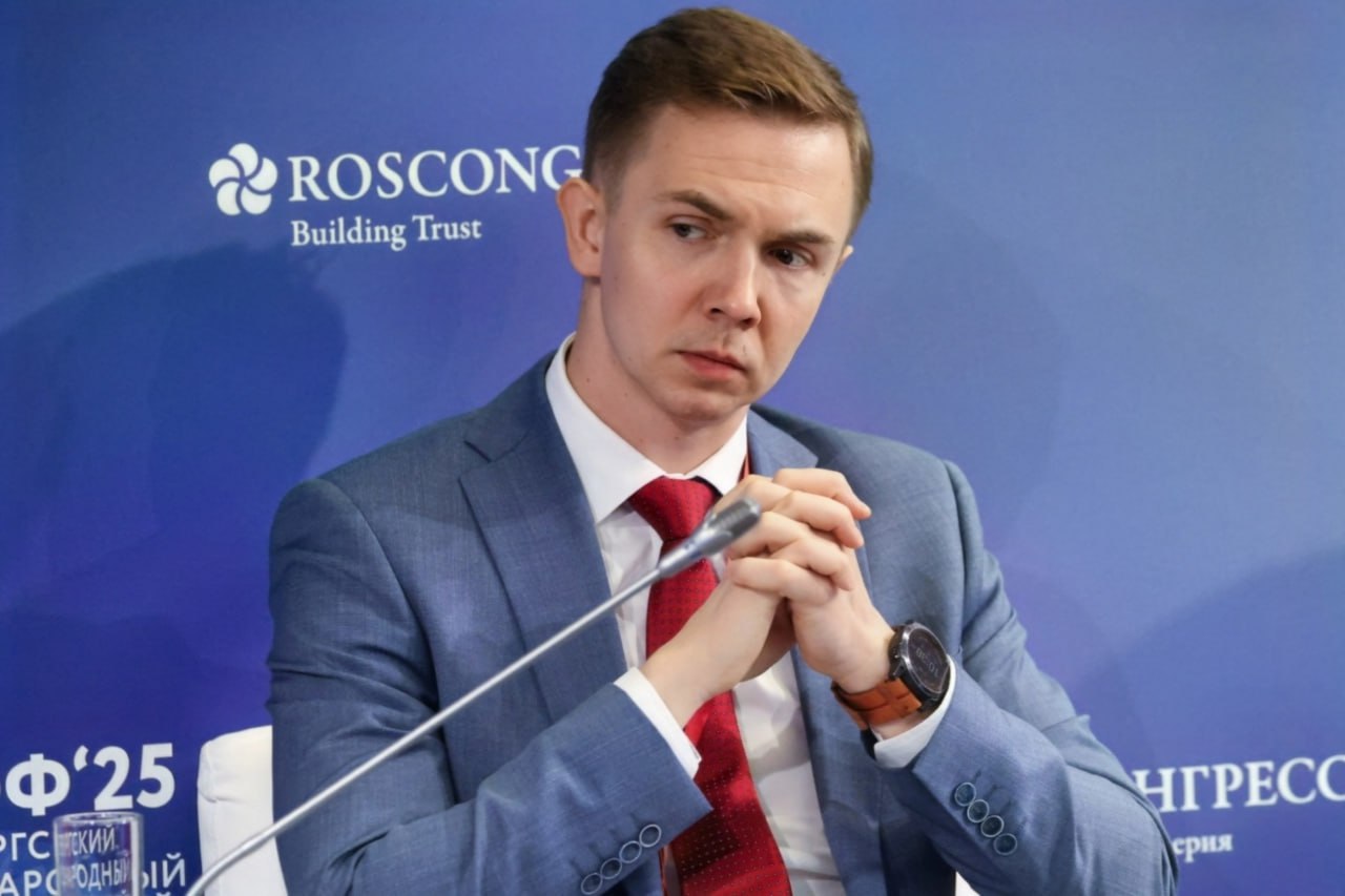 Михаил Цыферов Это уже не рыночная конкуренция а конкуренция аксессов Президент Петровакс о ситуации с терапией болезни Фабри В августе Комиссия Минздрава по формированию перечня ЖНВЛП отложила вопрос о включении в список препарата пэгунигалсидаза альфа для терапии редкой болезни Фабри от итальянского производителя Chiesi до следующего заседания в ноябре Поводом к переносу стал протест российского производителя Петровакс чей препарат агалсидаза бета уже более года представлен на этом рынке Мы с большим уважением относимся к членам комиссии и не считаем что на заседании произошло что либо экстраординарное В какой то момент нам показалось что сведения на основании которых комиссия приняла свое первое решение были искажены Мы выступили с просьбой к комиссии уточнить эти данные Я так понимаю что внутри комиссия согласилась что не располагает достаточными данными о том как формировалась цена на пэгунигалсидазу альфа Вопрос по препарату отложен до ноября когда комиссия по ЖНВЛП соберется вновь отметил президент Петровакс Михаил Цыферов О своей позиции в отношении конкурента и планах развития отечественной компании в орфанном направлении Цыферов рассказал в интервью издателю Vademecum Дмитрию Кряжеву