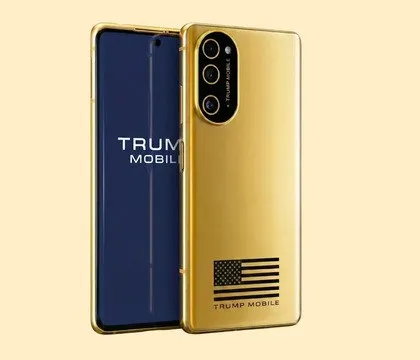 Трампофон T1 Phone снова получил совершенно новый дизайн На официальном сайте Trump Mobile появилось новое изображение многострадального смартфона T1 Phone который пользователи в шутку называют Трампофон Дизайн устройства опять полностью переработали В первом исполнении гаджет напоминал смартфоны iPhone с приставкой Pro