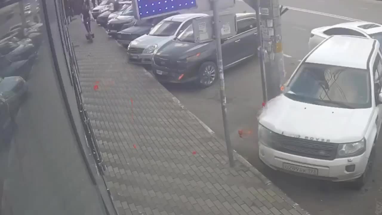 Самокатчик сбил девушку в Новороссийске: пострадавшая в больнице