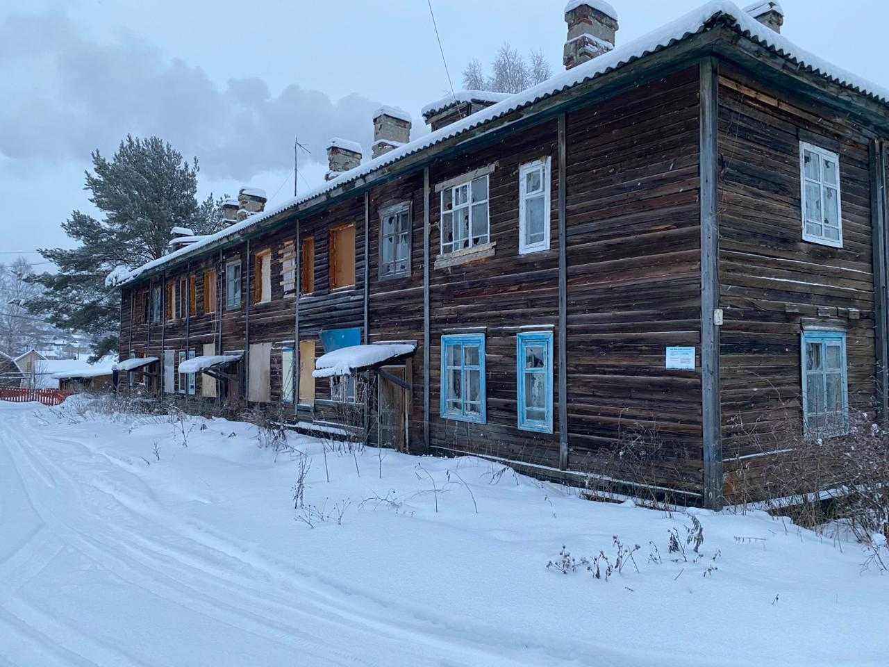 По административным искам прокурора Вилегодского района суд обязал органы власти снести аварийные дома расселенные в рамках реализации национального проекта Жилье и городская среда Решениями суда удовлетворены административные исковые заявления прокурора Вилегодского района и на администрацию Вилегодского муниципального округа возложена обязанность до 30 06 2026 принять меры к сносу аварийных домов 6 флигель 1 на ул Комсомольская и 10 на ул Ленина в с Ильинско Подомское Вилегодского района Архангельской области Указанные многоквартирные дома введенные в эксплуатацию соответственно в 1938 и 1972 годах и признанные аварийными 10 12 2013 и 30 12 2016 полностью расселены 31 01 2024 однако вопреки условиям региональной адресной программы Переселение граждан из аварийного жилищного фонда на 2019 2025 годы утвержденной постановлением Правительства Архангельской области от 26 03 2019 153 пп в рамках реализации национального проекта Жилье и городская среда за счет средств местного бюджета не снесены Меры для исключения доступа посторонних лиц на период до полного демонтажа аварийных домов муниципалитетом также не приняты  Возможность свободного проникновения в здания многоквартирных домов не исключая вероятности заноса в них горючих и взрывоопасных материалов создает условия для совершения противоправных действий в том числе террористического характера и угрозу причинения вреда жизни и здоровью неопределенному кругу граждан в том числе несовершеннолетних может привести к иным чрезвычайным ситуациям