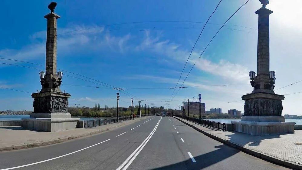 Стартует капремонт моста на проспекте Ильича в Донецке К работам строители приступают под контролем Госкомпании «Автодор». «Специалисты подрядной организации ООО "Мостовик" капитально отремонтируют искусственное сооружение с заменой опор и пролетных строений. Для работ по демонтажу существующего аварийного сооружения и возведению нового будет построен технологический мост. Важно отметить, что узнаваемый исторический облик моста сохранится!», – сообщили в Минтрансе ДНР. На время проведения работ движение по сооружению будет перекрыто. О дате сообщат дополнительно. Проезд будет организован по проспекту Мира, бульвару Шевченко, проспекту Дзержинского и проспекту Павших Коммунаров. Подписаться Перекличка