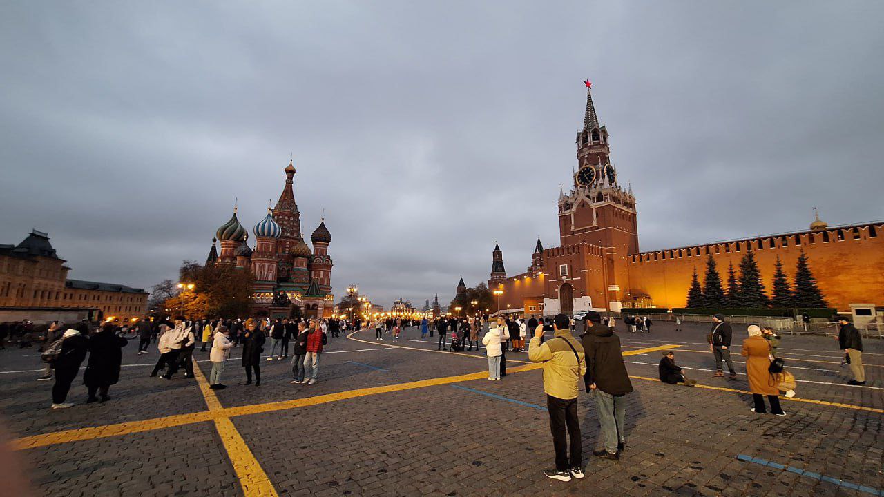 Москва заняла первое место по населению среди крупнейших городов Европы В российской столице проживает 21 млн человек. Второе место занял Стамбул 15,7 млн человек , третье — Лондон 14,9 млн человек . Интересные факты: - Москва опережает ближайшего преследователя Стамбул более чем на 5 миллионов человек; - За последние 10 лет население столицы России выросло почти на 2 миллиона; - В мировом рейтинге Москва занимает 15-е место, уступая таким мегаполисам как Токио, Дели и Шанхай. А что же наш любимый Ставрополь? С населением более 560 тыс. жителей столица нашего края входит в тридцатку самых густонаселённых городов России. Рядом с нами Набережные Челны, Севастополь, Ярославль, Владивосток и Иркутск.