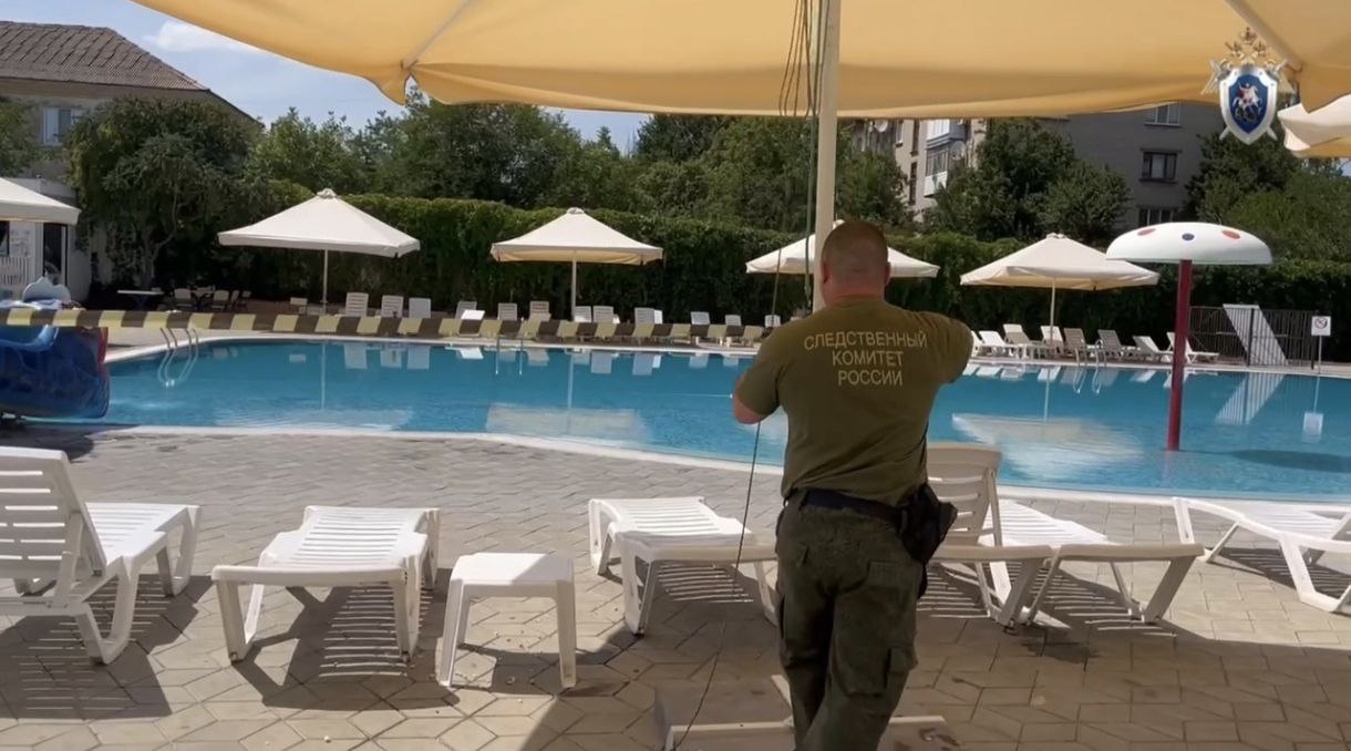  По делу аквапарка "Пингвин" вынесен приговор за оказание услуг, не отвечающих требованиям безопасности Следствием и судом установлены все обстоятельства происшествия случившегося с пятилетним ребенком в июле прошлого года. Мальчик отдыхал в аквапарке с мамой, прыгнул на глубину и начал тонуть. Ребенок пробыл в воде более двух минут Следователи выявили многочисленные нарушения в деятельности аквапарка. Индивидуальный предприниматель, осуществляющая управление развлекательным центром, признана виновной в оказании услуг, не отвечающих требованиям безопасности жизни или здоровья потребителей. Ей назначено наказание в виде лишения свободы сроком на 3 года условно с испытательным сроком 2 года и штрафом 300 тысяч рублей Вести. Луганск Подписаться Прислать новость