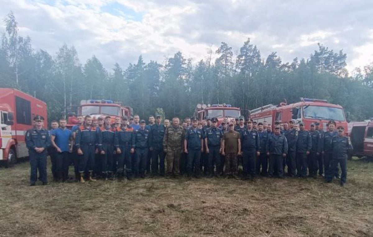 Воронежские пожарные вернулись с тушения пожара в биосферном заповеднике Липецкой области Сводный отряд спасателей из Воронежской области вернулись с тушения биосферного заповедника. Спасатели отмечают, что в данный момент в лесах активного горения не наблюдается, но остаются точечные очаги задымления. Сейчас сотрудники ведомства прокладывают бульдозерами минерализованные полосы, а также проливают уже ликвидированные очаги возгорания. В тушении пожара, охватившим лесной массив Усманского района, принимало участие более 200 спасателей, в том числе из Воронежа. ↗ Прислать новость Подписаться
