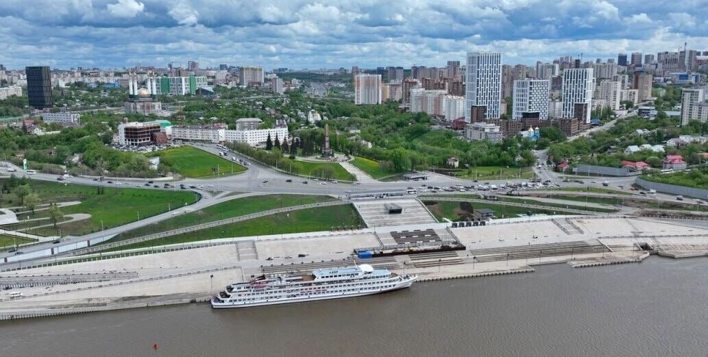 Скандал с застройщиком в центре Уфы завершён: суд лишил банкрота элитного участка Апелляционный суд окончательно отказал обанкротившейся компании «Востокнефтезаводмонтаж» ВНЗМ в праве вернуть престижный участок в центре Уфы — между проспектом Салавата Юлаева и памятником Дружбы народов. Земля, которую застройщик не смог освоить более десяти лет, теперь перейдёт к новому инвестору. ВНЗМ обвиняли в бездействии: вместо строительства компания ограничилась установкой забора и насыпью грунта. Срок аренды истёк весной 2024 года, и мэрия отказалась его продлевать. Попытки оправдаться техническими проблемами суд посчитал несостоятельными. Ситуация усугубляется банкротством компании. Суммарные долги ВНЗМ превышают 10 млрд рублей — перед банками, поставщиками и более чем двумя тысячами сотрудников. Суд признал фирму банкротом в апреле 2025 года, конкурсное производство идёт. Городские власти уже нашли нового инвестора — ООО «Ар-Рахман». Компания готова приступить к строительству в ближайшее время. Судебные приставы продолжают работу по взысканию имущества ВНЗМ, а судьба некогда крупнейшего застройщика региона остаётся под вопросом.