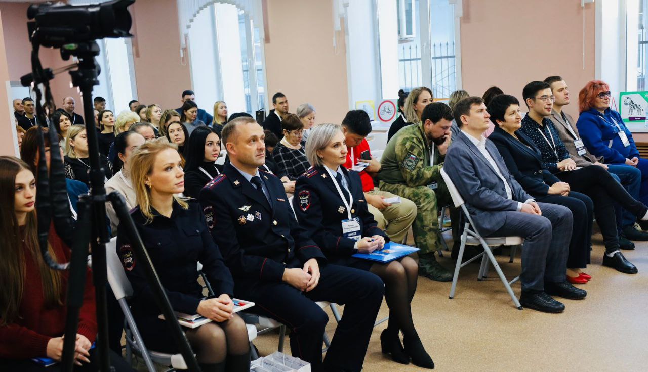 ‍ Первый слёт руководителей «Юных инспекторов движения» прошёл на Сахалине   Областной слёт руководителей отрядов ЮИД «Перезагрузка» впервые прошёл на Сахалине.   Мероприятие собрало более 60 педагогов и профильных специалистов из 13 районов Сахалинской области.     Основными задачами слёта стали: ⏺совершенствование работы по профилактике детского дорожно-транспортного травматизма, ⏺обмен опытом и обучающими материалами ⏺ разработка и внедрение новых методов и подходов в организации отрядов ЮИД.   ‍ Спикерами выступили сотрудники Госавтоинспекции Сахалинской области, регионального Центра по профилактике детского дорожно-транспортного травматизма, представители регионального отделения «Российского Красного Креста» и руководители отрядов ЮИД.   Участникам презентовали проект «ЮИД в движении», реализованный в этом году. Слушателям также показали возможности мобильного комплекса «Лаборатория безопасности». Сотрудники Госавтоинспекции Сахалинской области рассказали о состоянии детской аварийности в островном регионе.   Мастер-класс по обучению детей навыками управления велосипедом провели Председатель комиссии по велосипедному триалу Федерации велосипедного спорта России Александр Сиротенко и методист Центра детского и юношеского творчества «Бибирево» Оксана Клименко.   Эксперты также рассказали об ошибках при обучении детей правилам дорожного движения и поделились дидактическими материалами.