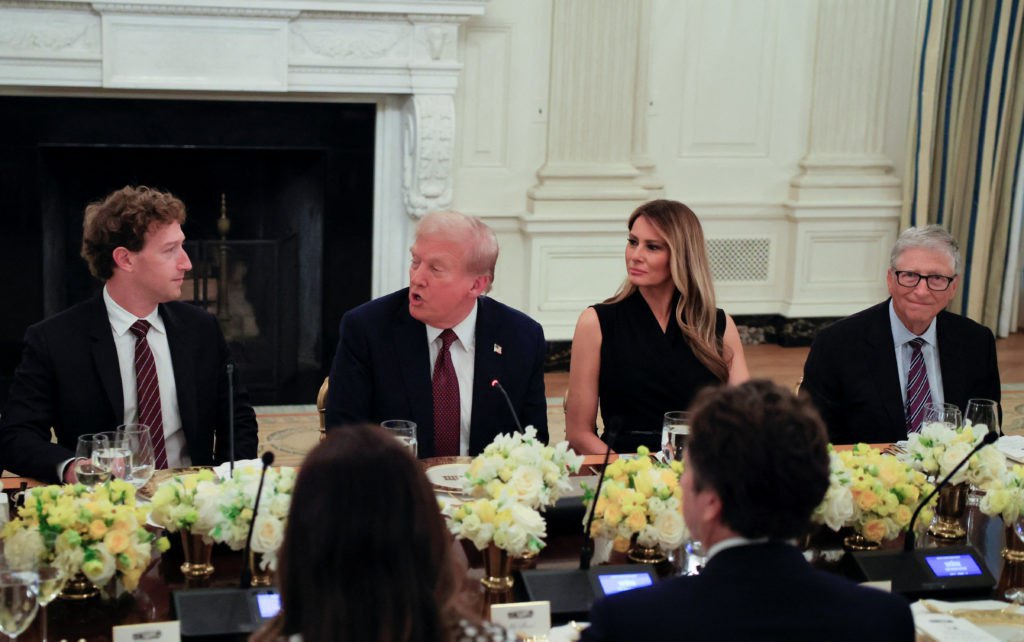 Все технологические гиганты США встретились с Трампом в Белом доме На ужине был Марк Цукерберг Тим Кук Билл Гейтс Сэм Альтман Сундар Пичаи а также представили других технологических компаний и отраслевых организаций Однако на мероприятии не было Илона Маска после его ссоры с Трампом и главы Nvidia Дженсена Хуанга Президент США Дональд Трамп акцентировал внимание на необходимости поддержки строительства дата центров в США Цукерберг анонсировал масштабные инвестиции в размере 600 миллиардов в американскую экономику до 2028 года На встрече Трамп дал понять что компании согласные строить инфраструктуру в США будут получать льготы и послабления News Soft Gear Links