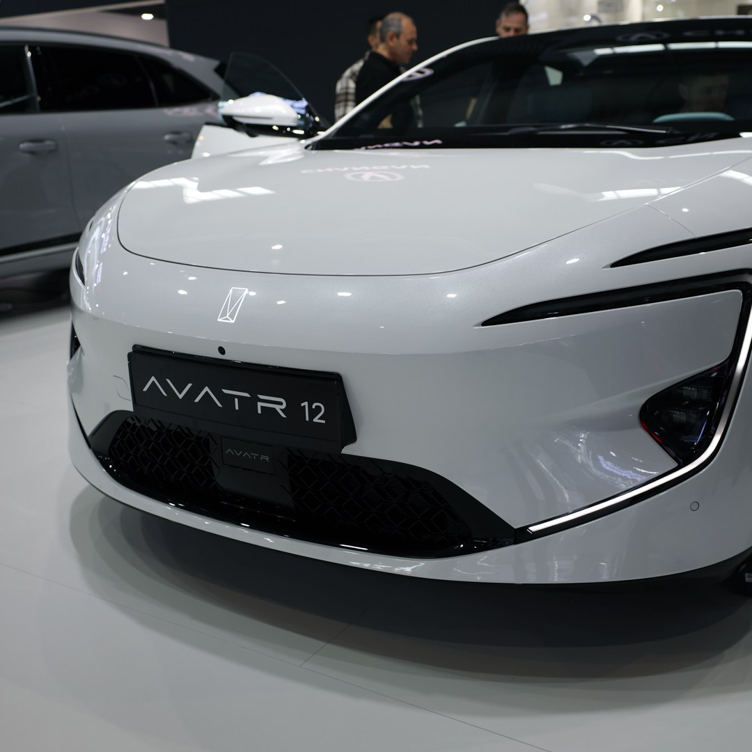 Три громкие премьеры от Changan на ИННОПРОМ-2025 На Российско-Китайском ЭКСПО в рамках международной промышленной выставки ИННОПРОМ Changan Motors Rus представила три новинки, которые совсем скоро появятся на российском рынке. • CHANGAN CS75PLUS нового поколения стал крупнее, комфортнее и устойчивее на дороге. Обновлённая подвеска, два варианта мотора и полный привод BorgWarner — для тех, кто ценит баланс динамики и удобства. • AVATR 12 — роскошное электрическое пятидверное купе с запасом хода до 700 км , пневмоподвеской и эффектным интерьером с отделкой натуральными материалами. Настоящий автомобиль будущего — уже сегодня. • CHANGAN DEEPAL G318 — гибридный внедорожник с запасом хода до 1100 км и полным приводом на электромоторах. Продуманный до мелочей для путешествий и приключений: с фаркопом, пневмоподвеской и внушительным клиренсом. А ещё мы поговорили об этих моделях в прямом эфире! Запись трансляции с участием Александра Кулагина, исполнительного директора Changan Motors Rus, и Светланы Карамазовой, бренд-менеджера AVATR, можно посмотреть по ссылке. Следите за новостями — скоро расскажем о новинках больше! по методике CLTC