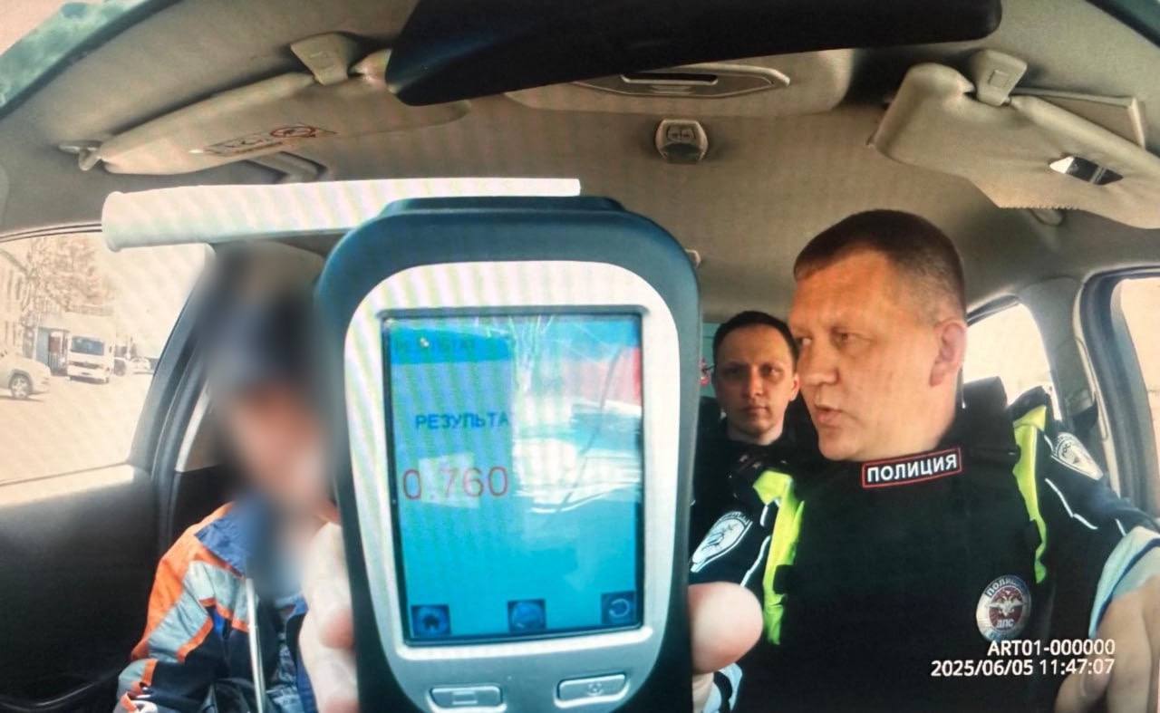 ‼ Пуровские автоинспекторы выявили нетрезвого водителя, лишенного права управления транспортными средствами. 5 июня был остановлен электровелосипед «Aceline» мощностью 350 Вт под управлением мужчины 1984 г.р., находившегося в состоянии алкогольного опьянения 0,760 мг/л . Проверка показала, что водитель ранее лишен прав за аналогичное нарушение. В отношении правонарушителя возбуждено уголовное дело по признакам преступления, предусмотренного ч. 1 ст. 264.1 УК РФ «Управление автомобилем, трамваем либо другим механическим транспортным средством лицом, находящимся в состоянии опьянения, подвергнутым административному наказанию за управление транспортным средством в состоянии опьянения». ‼ Если вы стали очевидцем того, что водитель в нетрезвом состоянии собирается управлять или уже управляет транспортным средством, позвоните по телефону «112» 102 - для сотовой связи . Этим вы предотвратите возможную беду и сохраните жизнь и здоровье окружающих вас людей. #мвдроссии #полиция #гибддянао #гибдд #янао #пуровскийрайон