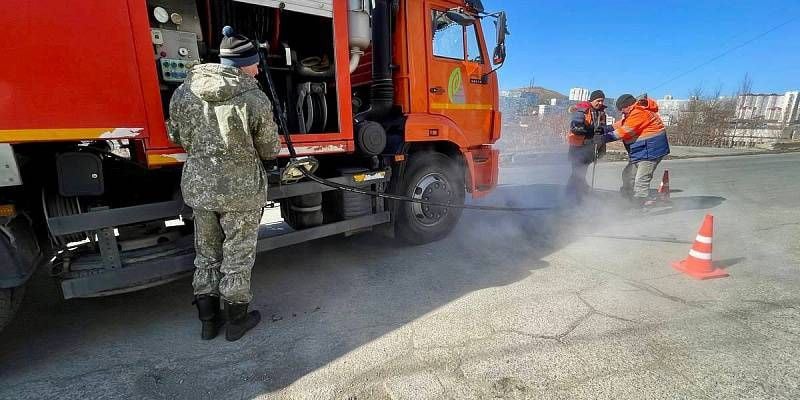 На муниципальном предприятии «Содержание городских территорий» подвели итоги работ по очистке систем водоотведения за февраль.  Работы проводили во всех районах Владивостока. Очищено от мусора и грунта почти 500 метров сетей.  Основной работой дорожников стала комплексная промывка ливневого трубопровода. За месяц бригады рабочих промыли 493 метра сетей на улицах Фадеева, 42б, Ватутина, 16, Маковского, 2 и Спортивной, 4-6.   В настоящее время дорожники продолжают работы по очистке колодцев в разных районах Владивостока.