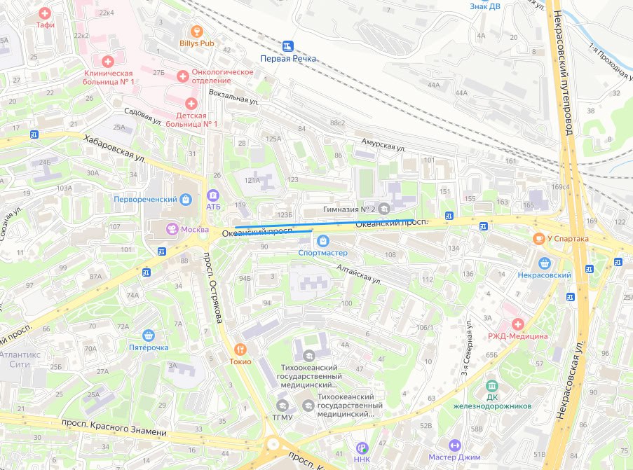 С июня платной станет парковка на Океанском проспекте и на улице Толстого Мэрия Владивостока расширяет зону платной парковки. Со 2 июня платным станет участок Океанского проспекта между Дальпрессом и Первой Речкой, а также вся улица Толстого, которую недавно отремонтировали и сузили по нацпроекту. Оба участка трудно назвать центром города, а Толстого – и вовсе ближе к понятию «спальный район». Но стоить парковка для легкового авто тут будет, как на Светланской, – 75 рублей в час. Отметим, что на улице Толстого ремонт по нацпроекту «Безопасные и качественные автомобильные дороги» провели в 2023 году. Проезжую часть здесь тоже заметно заузили, зато для пешеходов появились новые тротуары и приподнятые «зебры». Жители жаловались на то, что парковочных мест стало значительно меньше. Тем, кому перестало хватать места в парковочных карманах и на обочине, стали ставить машины на тротуары и зелёные зоны между дорогой и пешеходной частью. Подробнее