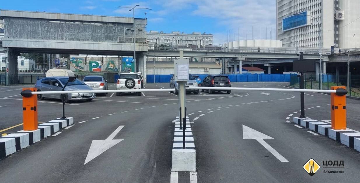 Муниципальные парковки на Корабельной Набережной и улице Шуйской заработают с 8 сентября С 8 сентября начинают работу платные муниципальные парковки на Корабельной Набережной и улице Шуйской во Владивостоке Стоимость парковки в будние дни с 08 00 до 19 00 составит 65 рублей час для легковых автомобилей категория В 95 рублей час для грузовых автомобилей категория С 35 рублей час для мототранспорта категории А и М В выходные и праздничные дни а также в будни с 19 00 до 08 00 парковка бесплатная На Корабельной Набережной 1 въезд возможен только при наличии госномеров система автоматического распознавания не пропустит автомобили без номеров На парковке на улице Шуйской можно парковаться и без номеров с использованием парковочных талонов Оплата возможна только безналичным способом через терминалы на территории или через приложение Цифровое Приморье Deitaru