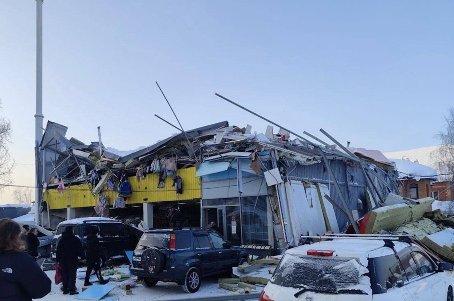 В Первомайском районе Новосибирска произошло обрушение магазина В двухэтажном коммерческом здании расположенном на улице Наумова 26 в Первомайском районе произошло обрушение конструкций Как сообщили в областной прокуратуре на месте работают спасательные службы которые ведут разбор завала Пока известно о двух пострадавших Новосибирцы заявляют что подобных объектов в городе много и призывают власти провести масштабные проверки Подробнее читайте по ссылке     INFOPRO54 Фото предоставлено пресс службой прокуратуры Новосибирской области автор пресс служба