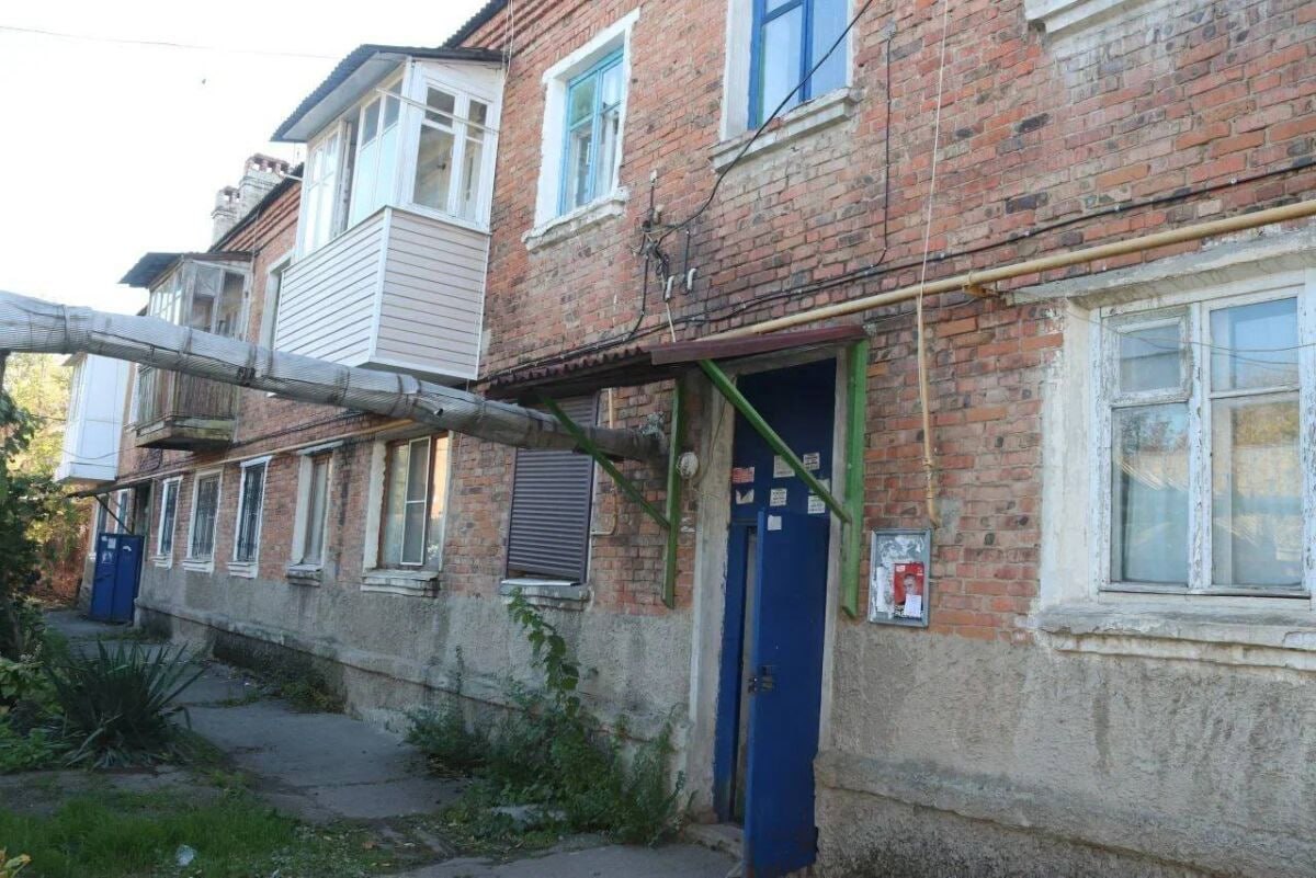 Власти Ростова скорректировали планы по сносу аварийного жилья Администрация Ростова на Дону сообщила что в 2025 году планируется снести 6 аварийных многоквартирных домов пишет РБК Ростов Это на 25 2 дома меньше чем было ликвидировано в 2024 году Работы пройдут в Железнодорожном Ленинском и Пролетарском районах На данный момент уже завершён снос одного дома по улице Амбулаторной 36 Как отмечают в мэрии дальнейшие работы зависят от скорости расселения жильцов подготовки документов и финансирования domostroyrf