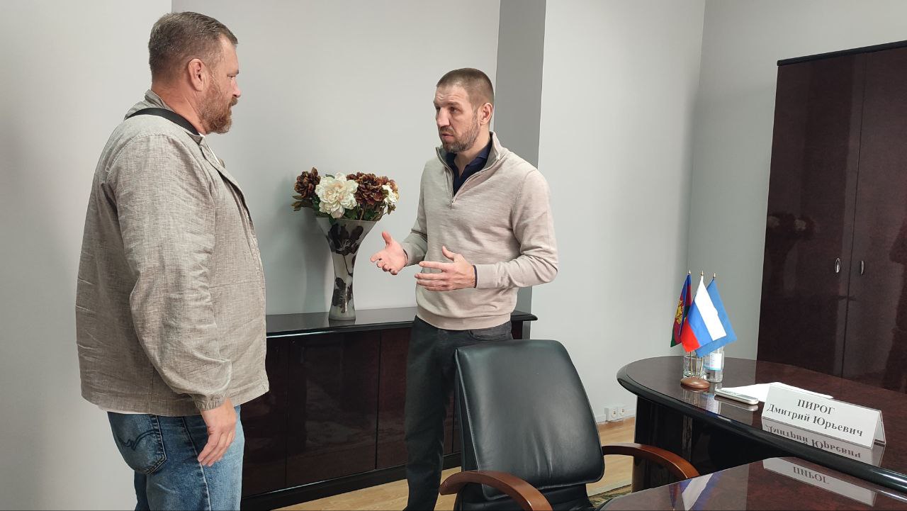 В Краснодаре в Штабе общественной поддержки Единой России провел прием граждан Более пяти часов общения с жителями Кубани представителями некоммерческих организаций ветеранами спорта патриотически настроенной молодежью активистами здорового образа жизни Обсуждались самые разнообразные вопросы затрагивающие сферы жилищно коммунального хозяйства благоустройства земельных отношений спортивных и молодежных инициатив Особое внимание поддержке участников специальной военной операции Важнейшим направлением остается забота о семьях российских военнослужащих принимающих участие в СВО В ходе приема было принято обращение касающееся нарушения прав инвалида колясочника в Темрюкском районе Для детального изучения ситуации и скорейшего оказания помощи планируется выезд на место в самое ближайшее время Формирование безбарьерной и комфортной среды создание условий для полноценной жизни и самореализации людей с инвалидностью приоритеты Народной программы Единой России закрепленные в партийном проекте Единая страна Доступная среда ШОП23 Штаб ОП ЕдинаяРоссия ЕР Краснодарскийкрай ПриемГраждан