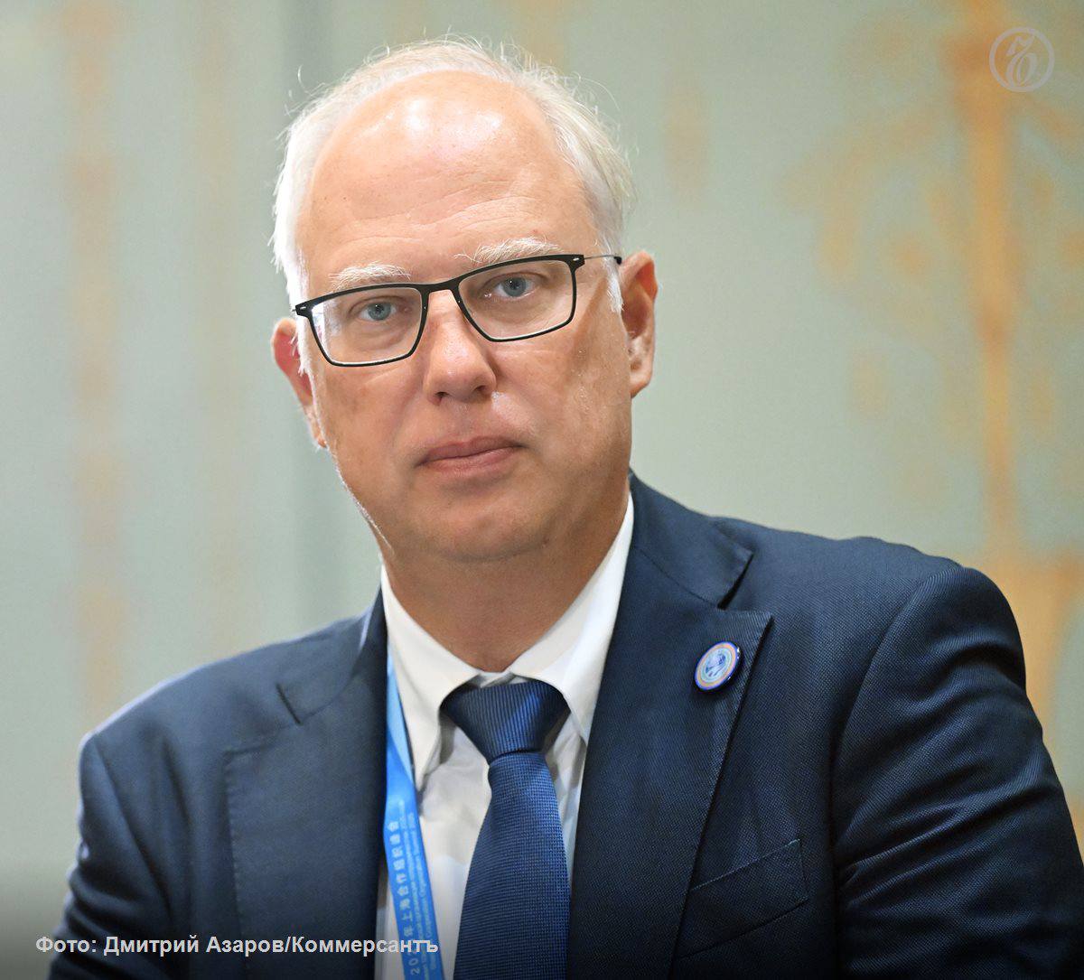 Спецпредставитель президента РФ по инвестиционно экономическому сотрудничеству с зарубежными странами Кирилл Дмитриев посетит Всемирный экономический форум ВЭФ в Давосе и проведет встречи с представителями американской делегации сообщает Reuters Форум пройдет 19 23 января Официальных российских лиц и представителей бизнеса не приглашали на мероприятие с 2022 года Подписывайтесь на Ъ Оставляйте бусты