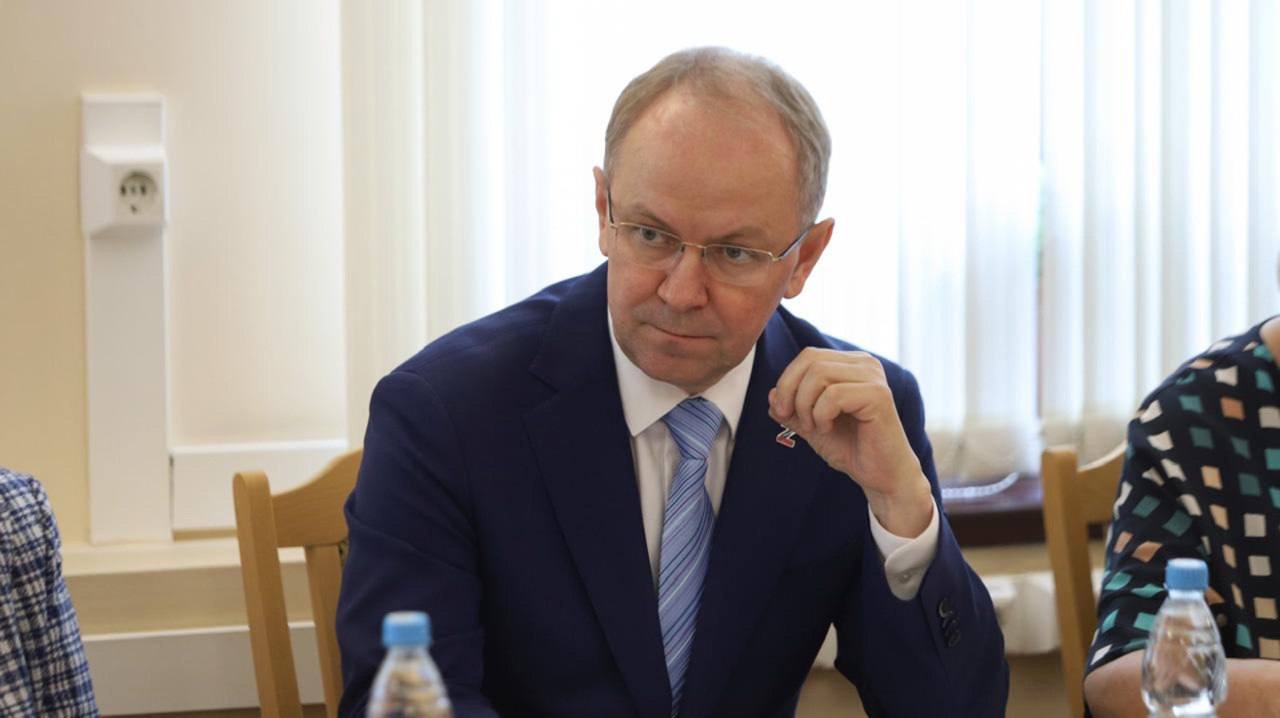 Провёл заседание комитета Волгоградской областной Думы. Сегодня состоялось заседание комитета по промышленной политике, топливно-энергетическому комплексу, развитию потребительского рынка, труду и занятости. На повестке дня - рассмотрение проекта закона Волгоградской области № 61-20253 «О внесении изменений в Закон Волгоградской области от 05.12.2024г. № 110-Од «Об областном бюджете на 2025 год и на плановый период 2026 и 2027 годов» в первом чтении. Документ корректирует бюджетные параметры с учётом текущей экономической ситуации и приоритетов развития региона. Благодарю коллег за конструктивную работу. Впереди - детальное обсуждение и подготовка ко второму чтению. #ВолгоградскаяОбластнаяДума #Комитет #Бюджет2025 #СправедливаяРоссияЗаПравду #КалашниковДВ