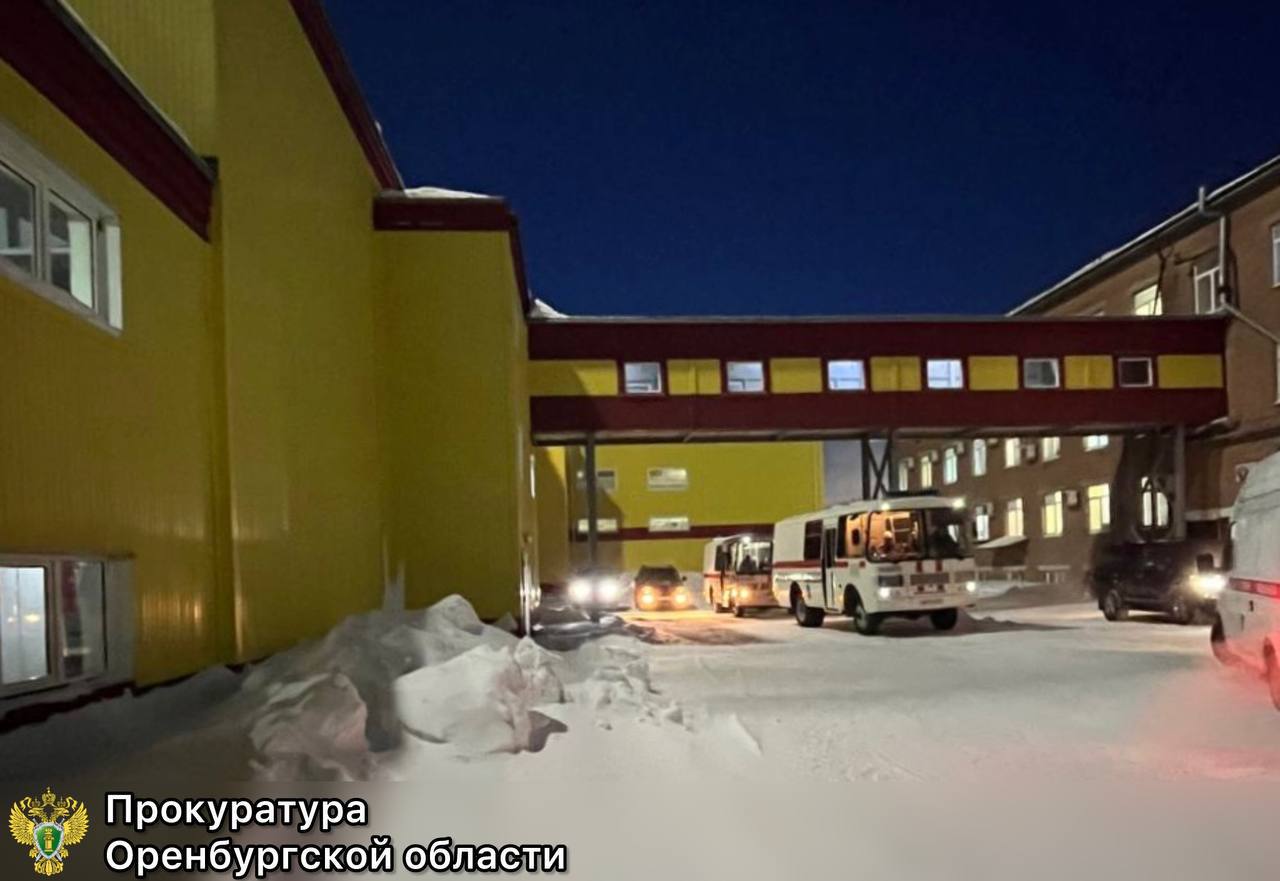 После гибели шахтера в Гайском городском округе возбуждено уголовное дело Про Происшествия Утром 26 января обрушилась горная выработка Гайского горно обогатительного комбината В результат погиб рабочий Следователи СУ СК завели уголовное дело Дело возбуждено по признакам преступления предусмотренного ч 2 ст 217 УК РФ Нарушение требований промышленной безопасности По данным следствия на 1150 горизонте подземного рудника произошло обрушение горной породы повлекшее гибель одного из работников предприятия Следователи осмотрели место происшествия изъяли соответствующую документацию назначили судебные экспертизы В рамках расследуемого уголовного дела следствию предстоит дать процессуальную оценку действиям должностных лиц ответственных за соблюдение правил промышленной безопасности при производстве работ на опасном объекте Также на месте работали сотрудники прокуратуры Ведомство начало проверку по факту происшествия и взяло на контроль расследования уголовного дела Сайт Telegram VK Max 16 oren4oren