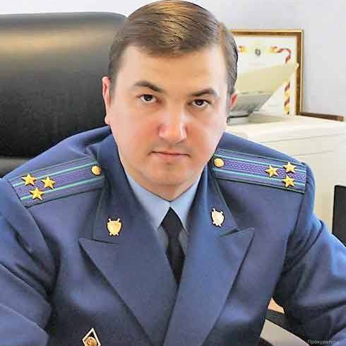 В даче взятке в особо крупном размере подозревают экс-прокурора Пролетарского района   Роман Агапов ранее уволился из прокуратуры по собственному желанию. Причина — стрельба в кафе на левом берегу Дона, пишет 1rnd.  В суде свидетели обвинения пошли в отказ на глазах судьи, разваливая дело. Позже Агапов пытался зачистить информацию, но не вышло. По той же статье с Агаповым проходит бывший зампрокурора Ленинского района Ростова Валерий Проскуряков.