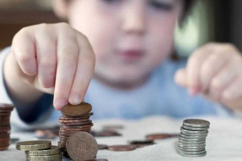 В России предложили закрепить минимальную сумму алиментов на уровне 50 от МРОТ Сейчас алименты могут быть установлены по соглашению сторон либо в судебном порядке Однако сторона которая уклоняется от выплат нередко может найти лазейки что приводит к судебным тяжбам В случае если минимальная сумма будет определена законом этот процесс будет облегчен считают авторы инициативы Согласно законопроектe для трудоспособных родителей размер алиментов на несовершеннолетних детей взыскиваемый судом с их родителей ежемесячно должен составлять не менее на одного ребенка половины на двух детей 75 на трех и более и детей полного размера величины прожиточного минимума на душу населения в целом по РФ Подписаться на truekpru Читать нас в MAX