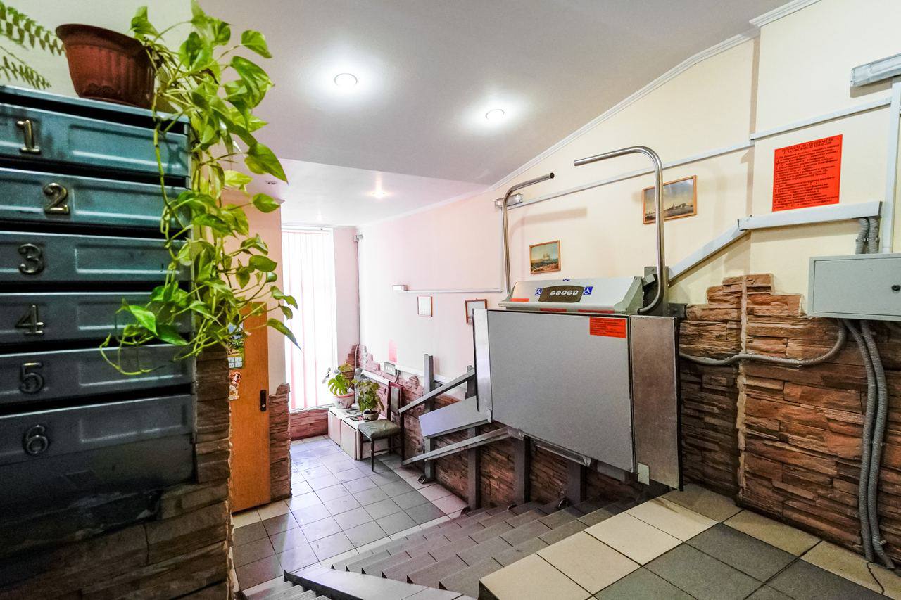 360 подъемников для инвалидов установили в прошлом году в многоквартирных домах где проживают маломобильные граждане Оборудование подъездов специальными подъемными платформами важная часть программы по созданию в городе безбарьерной среды В прошлом году установили 360 таких конструкций Всего с 2011 года оборудовали почти 2 5 тыс подъемников для маломобильных граждан что позволило им самостоятельно выходить из дома рассказал заместитель Мэра Москвы Петр Бирюков Больше всего платформ появилось в ЮАО 65 ЮЗАО 53 ЮВАО 51 и СВАО 46 В настоящее время все новостройки приспособлены для маломобильных горожан а в домах старой постройки подъемные платформы устанавливаются по заявкам Подать заявление можно на официальном портале Мэра и Правительства Москвы или на сайте Департамента труда и соцзащиты населения в разделе Интернет приемная Заявитель должен иметь постоянную регистрацию в столице и врачебную рекомендацию об использовании кресла коляски Проводить собрание собственников жилья для принятия решения не требуется Если позволяют технические условия и в подъезде большой холл то приоритет отдается вертикальным подъемным платформам это своего рода мини лифты которые преодолевают расстояние до четырех метров При отсутствии такой возможности оборудуется подъемник наклонного типа компактная конструкция монтируется на стойках вдоль стены параллельно лестничному маршу в сложенном виде она не мешает проходу При установке платформ проводятся и другие работы по созданию безбарьерной среды оборудуются пандусы и поручни на входе в подъезд двери с доводчиками открывающиеся дистанционно системы визуального и диспетчерского контроля