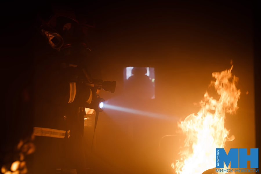 МЧС Беларуси готово помочь Литве в ликвидации последствий пожара на Игналинской АЭС После возгорания на территории станции произошедшего 25 ноября белорусские спасатели ведут круглосуточный мониторинг радиационной обстановки в Браславском районе превышений фона не выявлено МЧС уведомило литовскую сторону о готовности оказать помощь и запросило данные о ситуации на объекте однако официальный ответ пока не поступил Минск Новости MINSKNEWS BY Telegram Viber FB VK Inst TikTok YouTube