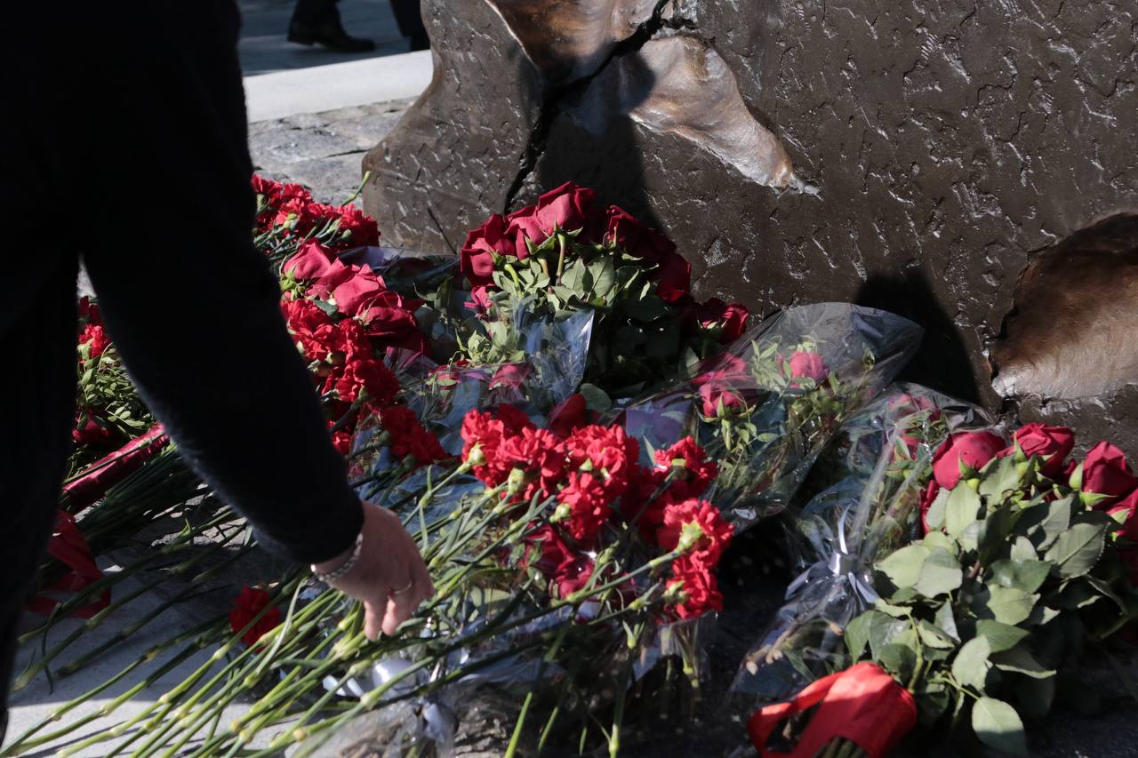 Перед музеем-усадьбой «Останкино» в Москве открыт памятник первому Министру юстиции Российской империи Гавриилу Державину  В церемонии открытия памятника выдающемуся государственному деятелю и великому русскому поэту принял участие Министр юстиции РФ Константин Чуйченко.    Министр отметил, что особенно важным представляется то, что памятник Державину теперь появился и в Москве.  «Гавриил Романович сделал очень и очень многое для столицы нашей Родины. Его заслуги и на литературном, и на государственном поприще невозможно переоценить.   В России Державину установлено уже несколько памятников, исполненных в традиционной, классической манере. Памятник в Останкино отличается оригинальностью, очень подходит окружающей его среде. Он выглядит современно и воздушно и, как мне кажется, здорово вписывается в облик новой территориальной Москвы», – сказал Константин Чуйченко.  Высота бронзовой скульптурной композиции работы Николая Жукова составляет 8 метров. На постамент нанесены стихотворные произведения Державина: «На взятие Измаила», «Признание» и «Памятник».    Место для монумента выбрано не случайно. Гавриил Романович неоднократно бывал в гостях у графа Шереметьева в усадьбе Останкино.  Памятник установлен Российским военно-историческим обществом совместно с Минюстом России при поддержке Мэра и Правительства Москвы.     Проект является частью мероприятий, посвященных 280-летию со дня рождения Гавриила Державина.