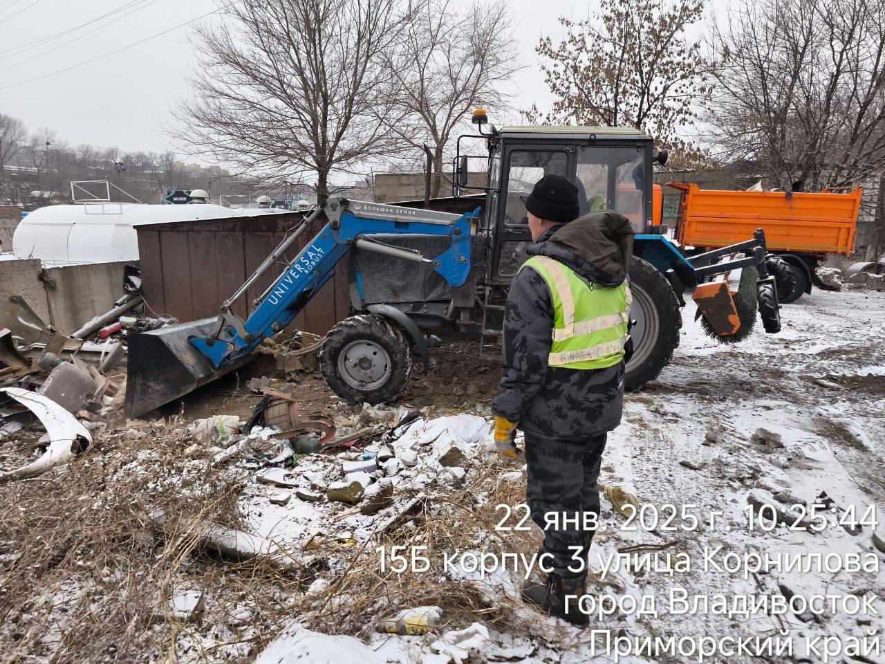 Восемь несанкционированных свалок ликвидировано с начала года   Рабочие регулярно выходят на очистку городских территорий от стихийных свалок.     С начала января удалось вывезти более 130 кубических метров отходов.     Навели порядок и вывезли завалы из строительных, бытовых отходов, старой мебели и автопокрышек с улиц Старцева, Чугаева и Шошина, а также в районе бухт Стеклянная, Десантная и других территорий.  Также ежедневно осуществляется вывоз свалок, образовавшихся рядом с контейнерными площадками.     На постоянной основе проводим уборку мусора на улицах Докучаева, Сахарный Ключ, 3-й Шоссейной, Находкинской и ряд других.     Всего с начала года вывезено более 100 тонн отходов и 20 тонн использованных автопокрышек.   Давайте вместе поддерживать город в чистоте и порядке. Не выбрасывайте мусор в неположенном месте