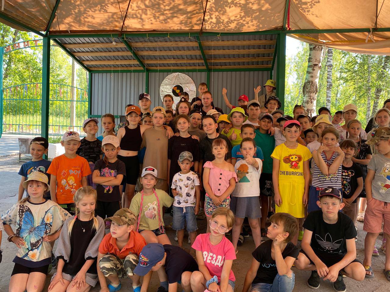 Вольские полицейские провели беседу с детьми, отдыхающими в оздоровительном центре «Цементник» В рамках Всероссийской недели правовой помощи по вопросам защиты интересов семьи в детском оздоровительно-образовательном центре «Цементник» сотрудники МО МВД России «Вольский» провели профилактическое мероприятие «Мы разные, но у нас равные права». Старшие инспекторы ПДН лейтенант полиции Ангелина Пахомова и капитан полиции Дмитрий Перепелов рассказали ребятам о правах человека, отметив, что человек получает права от рождения и у всех они одинаковые независимо от внешности, происхождения или интересов Полицейские призвали быть толерантными и с уважением относиться к традициям и обычаям разных народов. Отдельно в ходе встречи был рассмотрен вопрос интернет-безопасности. Представители полиции рассказал ребятам о распространенных схемах мошенничества, об опасностях, которые могут подстерегать их в киберпространстве, а также предостерегли от предоставления незнакомцам личной информации, перехода по неизвестным ссылкам и призвали незамедлительно сообщать взрослым о различных подозрительных ситуациях. В завершении встречи сотрудники полиции ответили на вопросы аудитории и раздавали памятки с профилактическими советами и номерами телефонов, которые могут оказаться полезными.