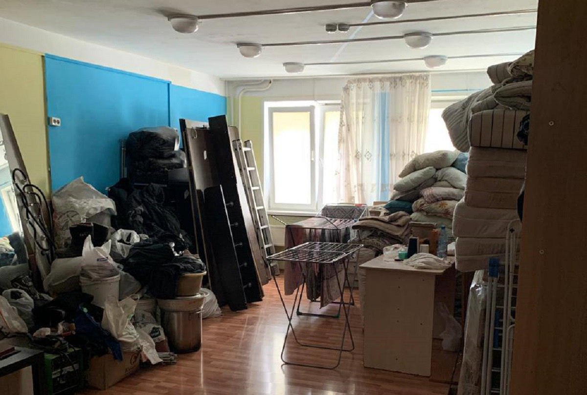 В Красноярске на улице Ястынской закрыли опасный хостел О заведении сотрудникам прокуратуры рассказали встревоженные горожане. Многоместные номера гостиницы позволяли вместить немало людей, не имеющих постоянного места жительства. Оказалось, что предприниматель незаконно использовал помещения первого и второго этажей пристройки жилого дома в качестве гостиницы. Там не увидели ни одной дополнительной лестницы для экстренной эвакуации, дверь была закрыта на замки. Отсутствовали и схемы действий при возникновении пожара, а стены помещения были отделаны материалами сомнительной огнестойкости. Размеры комнат не отвечали санитарным нормам. краевая прокуратура