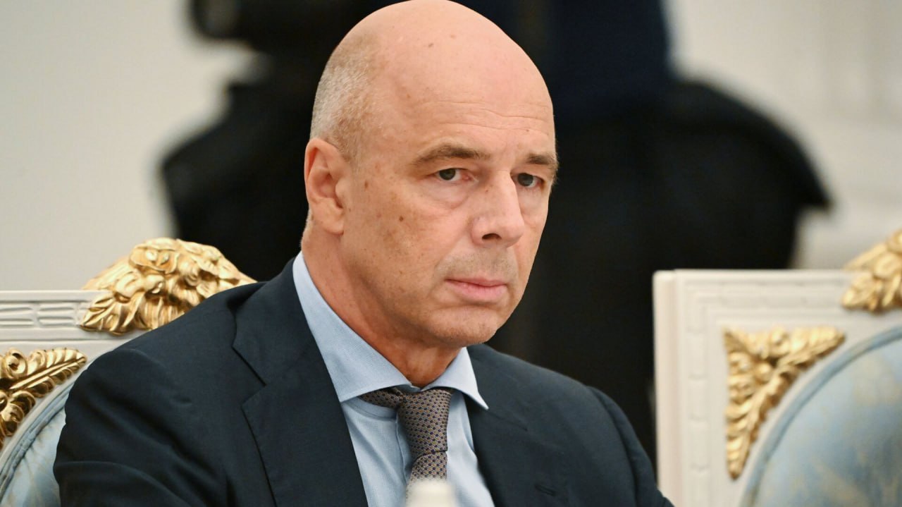 Повышение НДС с 20 до 22 позволяет отказаться от негативных последствий инфляционного финансирования дефицита бюджет Силуанов ТАСС Повышение НДС позволяет отказаться от негативных последствий инфляционного финансирования дефицита бюджета что означает более низкую траекторию процентных ставок и более высокую траекторию роста экономики по сравнению со сценарием несбалансированного бюджета заявил министр финансов Силуанов также отметил что размер стандартной ставки 22 соответствует уровням НДС в европейских странах Среди них Ирландия Польша Португалия Словакия 23 Словения Италия 22 Аргентина Бельгия Чехия Латвия Литва Румыния Испания 21 ЭкономикаРФ if market news