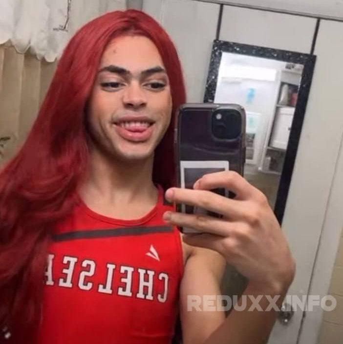 В штате Массачусетс 17 летний юноша во второй раз за месяц выиграл чемпионат среди школьниц Под именем Лилли Серрано он выступает в женских соревнованиях уже третий год и сейчас считается одной из сильнейших легкоатлеток в своём дивизионе среди старшеклассниц Правила местной школьной спортивной ассоциации позволяют участвовать в женских турнирах тем кто объявил себя девушкой даже без смены документов Управление по гражданским правам Минобразования США уже начало проверку этой практики Геополитика