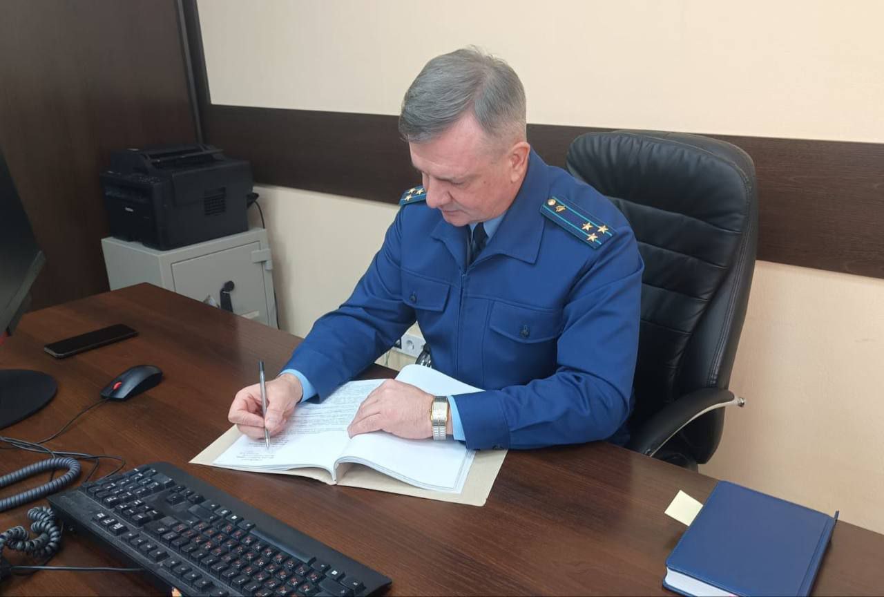 В Зырянском районе Томской области автолюбительница предстанет перед судом за использование поддельного водительского удостоверения Прокуратура Зырянского района Томской области утвердила обвинительный акт по уголовному делу в отношении 41 летней местной жительницы Она обвиняется по ч 3 ст 327 УК РФ приобретение хранение в целях использования использование заведомо поддельного удостоверения предоставляющего права По версии дознания в июле 2025 года никогда не имевшая водительских прав сельчанка не желая учиться в автошколе и сдавать экзамен решила купить заветную карточку в интернете Подыскав необходимое объявление она за 44 тыс рублей приобрела подложное водительское удостоверение на свое имя получив его по почте Через пару месяцев женщина была остановлена сотрудниками ДПС для проверки документов и во избежание привлечения к ответственности предъявила подделку Уголовное дело направлено в Зырянский районный суд Томской области для рассмотрения по существу