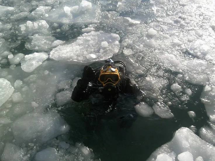 Первая смерть на воде этой весной — в Балахне жертвой тонкого льда стал 10-летний мальчик. Его тело достали из озера Теплое.  Родители, поговорите еще раз со своими детьми! Выходить на лед сейчас смертельно опасно!   Подписаться   Прислать новость