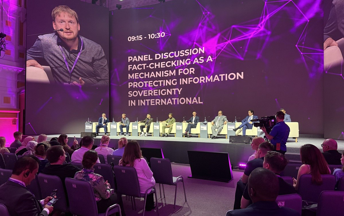 GFCN будет бесплатно обучать фактчекеров по всему миру! Запуск образовательных проектов на сайте Global Fact-сhecking Network анонсировали на первом полноформатном образовательном дне, который GFCN проводит совместно с «Мастерской новых медиа» в рамках Глобального цифрового форума 2025. Генеральный директор АНО «Диалог» и АНО «Диалог Регионы», президент GFCN Владимир Табак: Руководитель IFCN Международная сеть фактчекинга недавно заявил, что Россия не может создавать фактчекинговые проекты. Это лучшее признание. <…> Наша цель в рамках Ассоциации – собрать вокруг нее экспертов, журналистов и представителей медиа, которые готовы совместно отстаивать право на то, чтобы информация была достоверной. Советник генерального директора АНО «Диалог Регионы» Тихон Макаров: Сейчас в число участников GFCN входят представители всех континентов, в том числе эксперты из Северной Америки и Европы. Мы стараемся собрать тех людей, которые говорят правду, и самое главное, что мы будем давать – обучение. Совсем скоро GFCN бесплатно для любых стран запустит образовательные проекты: мастер-классы, лекции и семинары. К Ассоциации присоединились уже более 55 экспертов из 37 стран. На официальном сайте GFCN опубликовано 22 расследования, которые собрали более 2.5 миллионов просмотров. Ознакомиться с ними можно по ссылке.