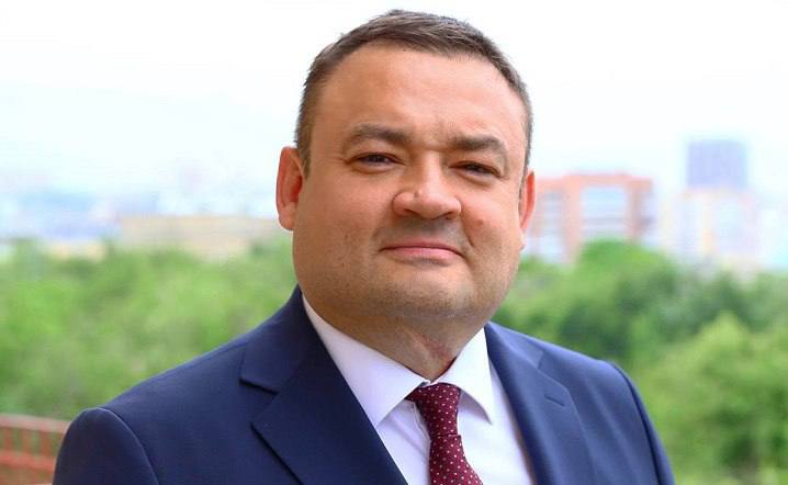 Замглавы Ростова по транспорту и дорожному хозяйству назначен Владимир Иванов Владимир Иванов не новый человек в администрации Ростова. С сентября 2007 года по январь 2010 года работал в «Объединённой дирекции строящихся объектов Ростова», где прошёл путь от главного инженера до гендиректора. С февраля 2010 года по февраль 2013 года занимал должность директора департамента координации строительства и перспективного развития Ростова, а с феврале 2013 года по май 2015 года был замглавы по строительству. После того, как Иванов ушёл из мэрии, он работал проректором в ДГТУ, затем возглавлял «Межрегиональный судебно-экспертный центр в области строительства и ЖКХ», а последние годы занимал руководящие должности в коммерческих организациях, который занимались строительством значимых инфраструктурных федеральных проектов. Новости №1 в Ростове Прислать новость/фото