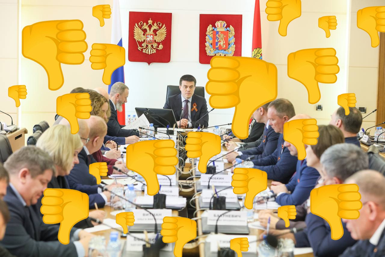 «Сойдёт для сельской местности»: пост губернатора о «полезности» объединения районов Красноярского края получил рекордное количество дизлайков Накануне вечером Михаил Котюков в своём телеграм-канале рассказал о встрече с главами муниципальных образований, на которой шла речь о реформе местного самоуправления читай – об укрупнении районов . «Напомнил главам, что сейчас большинство обращений жителей как раз касается качества работы органов местного самоуправления», – такие подробности встречи привёл Котюков, намекая, видимо, на то, что толку от местных глав всё равно нет. Интересно, а напомнил ли он при этом главам, что все районы у нас – дотационные? И что качество работы органов местного самоуправления зависит именно от того, сколько денег дадут из краевого бюджета? Думается, что нет. Потому что главы это и так знают. Как и то, что жгучее желание Михаила Михайловича перекроить регион напоминают попытку изобрести шестиколёсный велосипед из инвалидного кресла. Неудивительно, что уже к утру пост собрал около 1 400 дизлайков: такой степени неодобрения не было ещё ни у одного губернаторского поста. А 99 процентов комментариев – против реформы: подписчики просят главу региона не доводить до греха и отказаться от объединения районов. Напомним, что жители таких территорий уже третью неделю активно записывают видеообращения, в том числе к Владимиру Путину, с просьбой повлиять на принятие закона. Уже сейчас очевидно, что своим полным пренебрежением к мнению людей Котюков умудрился на ровном месте потому что качество жизни населения реформа не повысит, к бабке не ходи дестабилизировать ситуацию аккурат накануне выборов. И это как минимум. А как максимум – создать все предпосылки для социального взрыва на территории вверенного ему региона одного из крупнейших, между прочим, в стране . И как к этому отнесутся в администрации президента – это ещё большой-большой вопрос. Там ведь тоже дизлайк влепить могут.