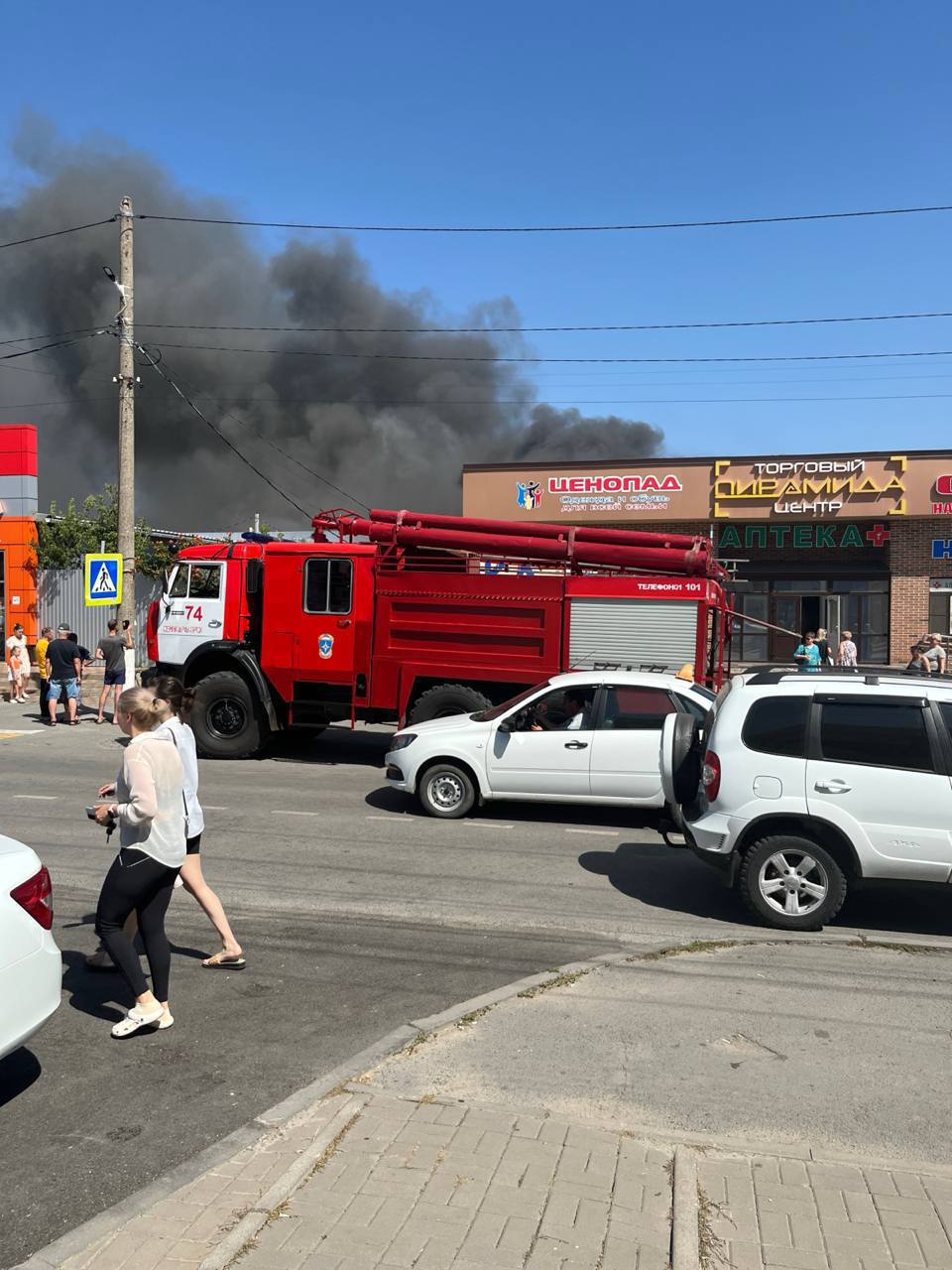 В центре Семикаракорска вспыхнул крупный пожар — горит ТЦ «Пирамида». По словам очевидцев, огонь охватил здание, расположенное в самом центре города. На месте работают пожарные расчёты. Причины возгорания и сведения о пострадавших пока неизвестны. Подписаться на "Новости Ростова" Прислать новость